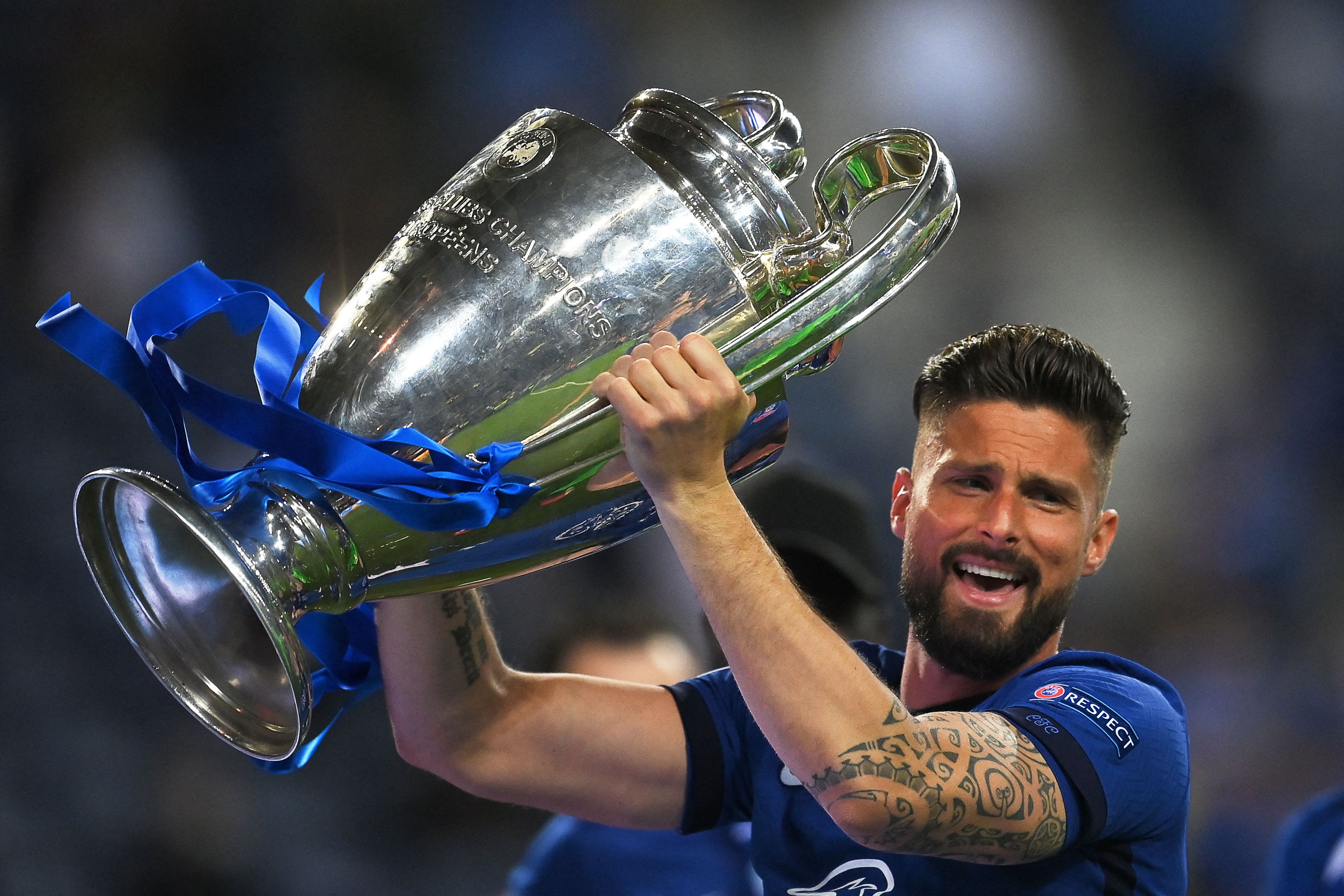 Penyerang Chelsea Olivier Giroud mengangkat trofi Liga Champions.