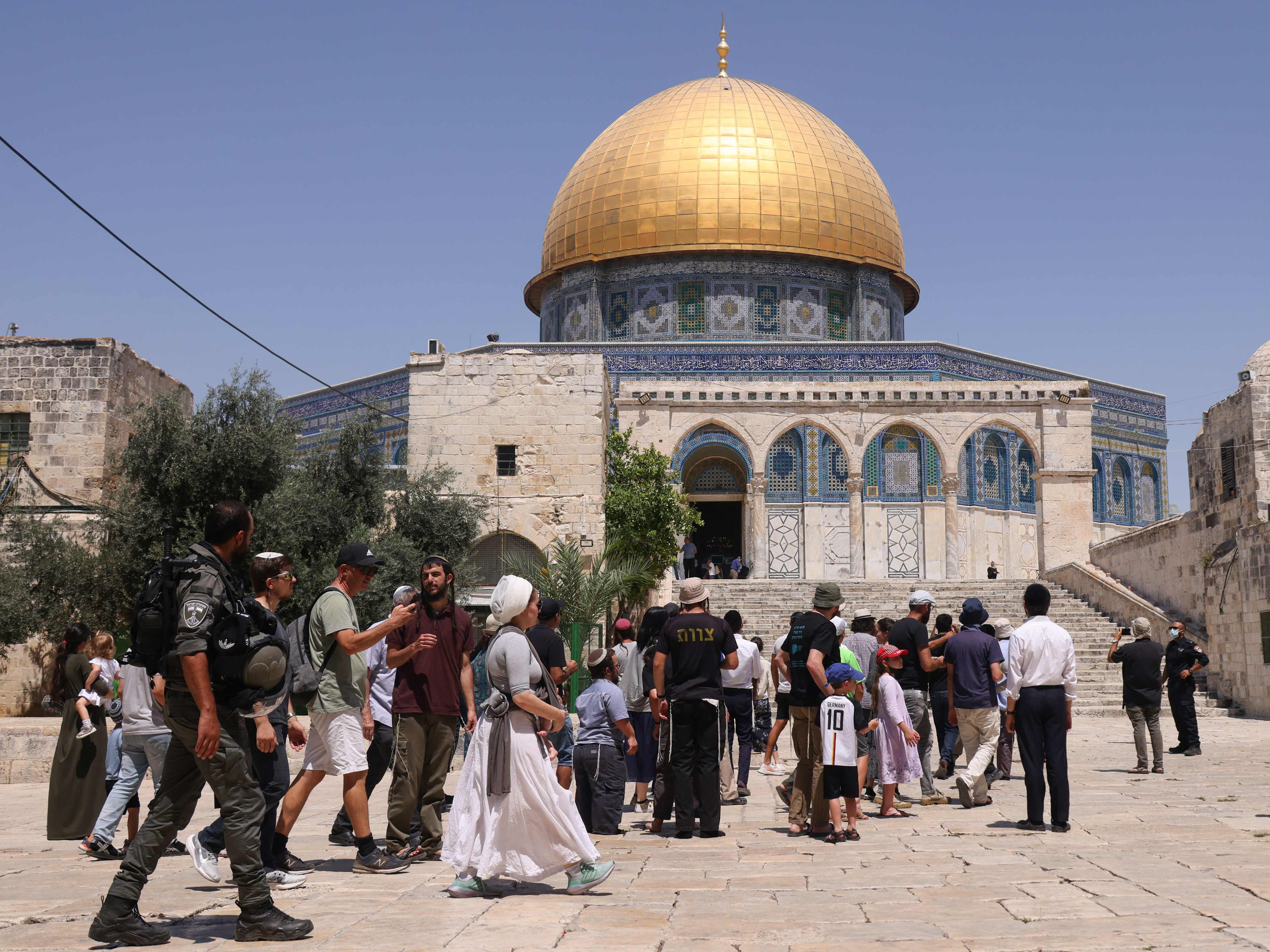 Pasukan keamanan Israel berjaga-jaga ketika sekelompok Yahudi Ortodoks memasuki kompleks masjid al-Aqsa di Jerusalem, Minggu (18/7).
