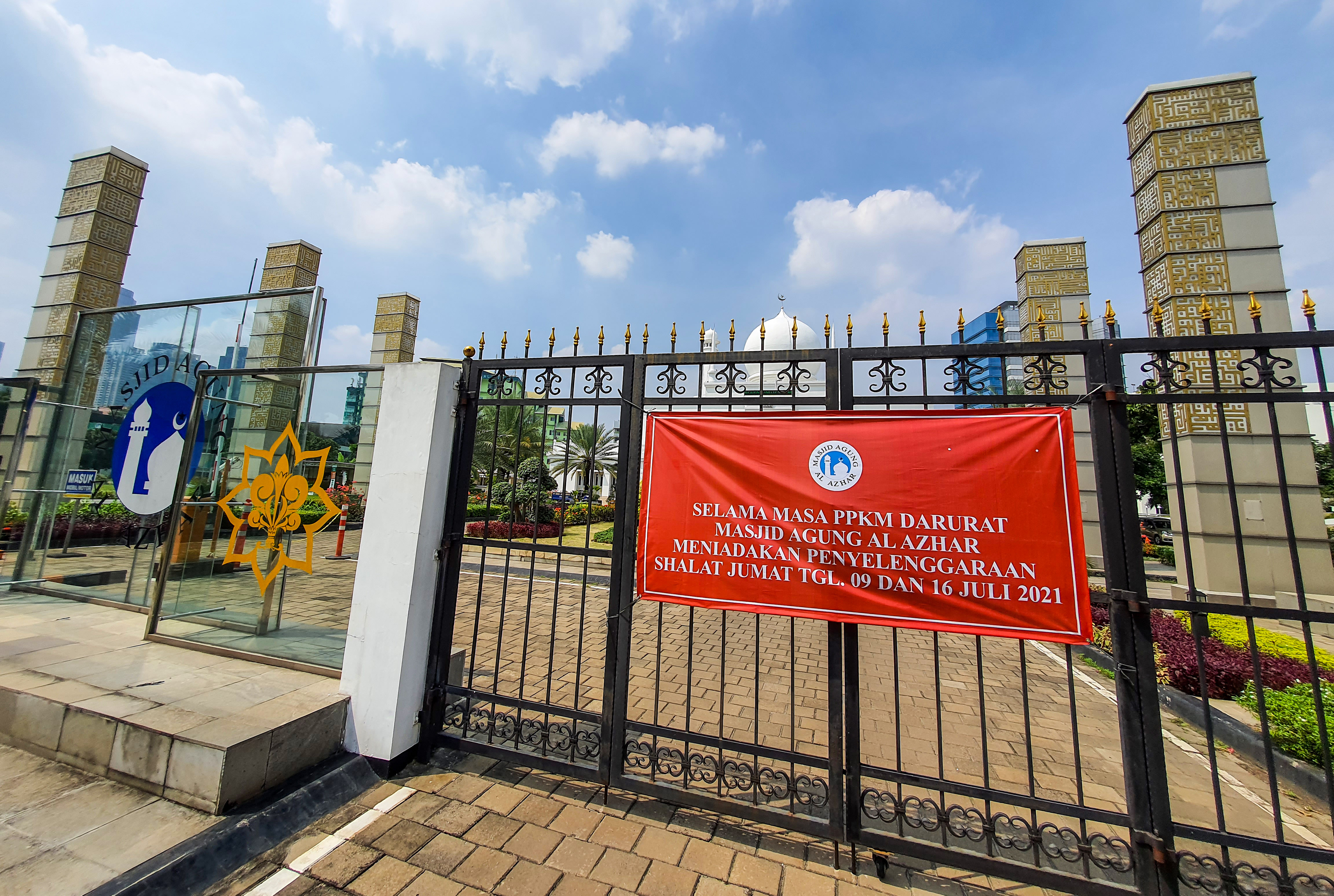 Suasana Masjid Agung Al Azhar, Jakarta yang ditutup untuk salat jumat selama PPKM darurat.