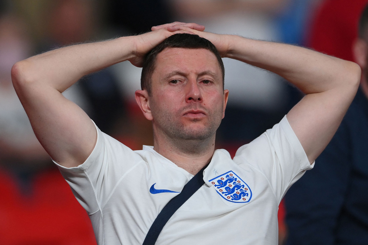 Ekspresi kekecewan seorang fan Inggris setelah Harry Kane dan kawan-kawan kalah dari Italia di final Euro 2020, 12 Juli lalu.  