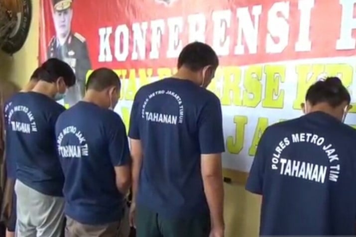 Lima orang diamankan terkait surat tes usap PCR palsu dalam rilis di Polres Metro Jakarta Timur, Jakarta.