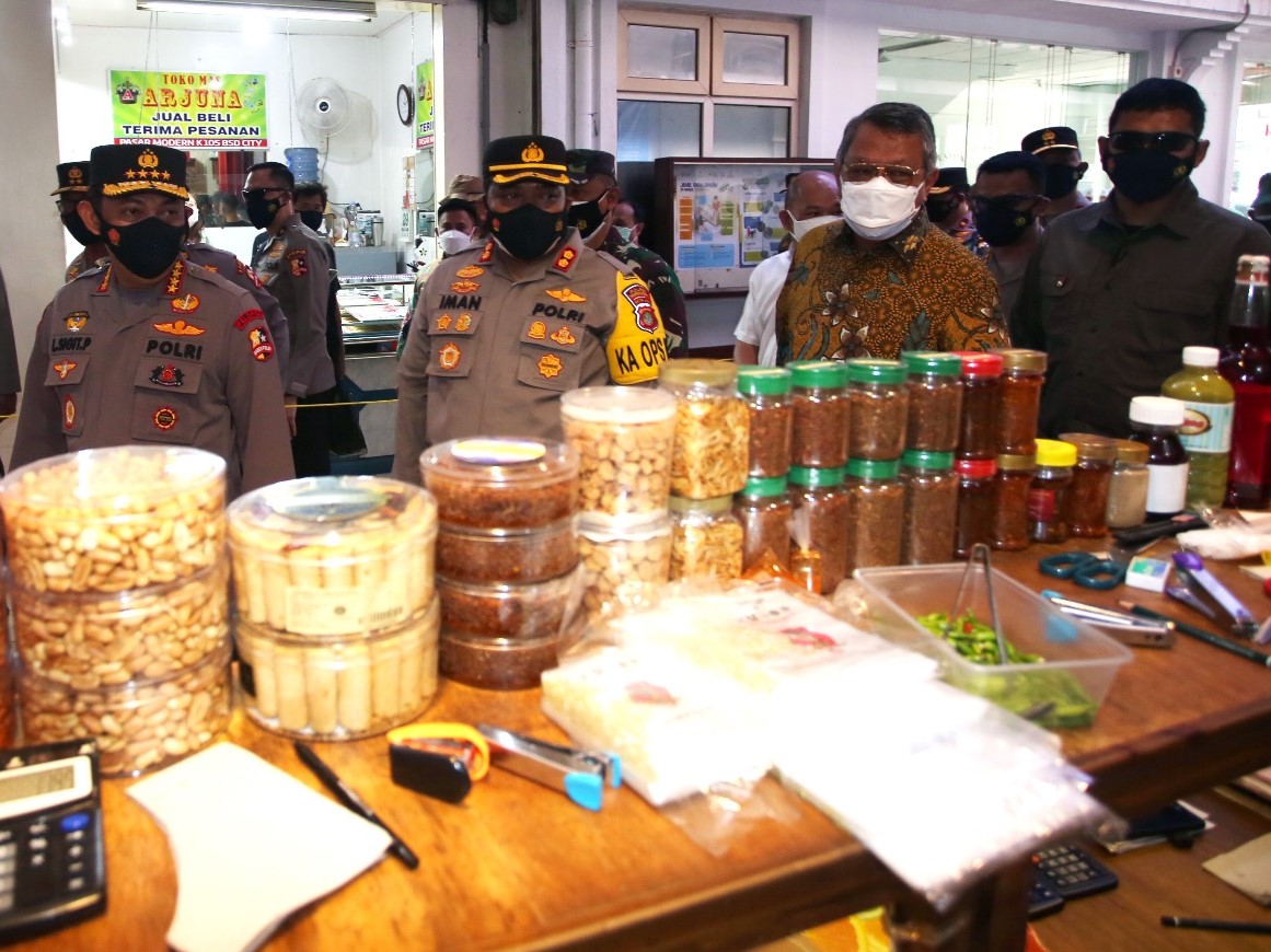 Kapolri sempat berdialog dengan para pedagang dan mengimbau agar pengelola pasar dan pedagang​ menjaga kapasitas pasar 50% untuk menekan pen