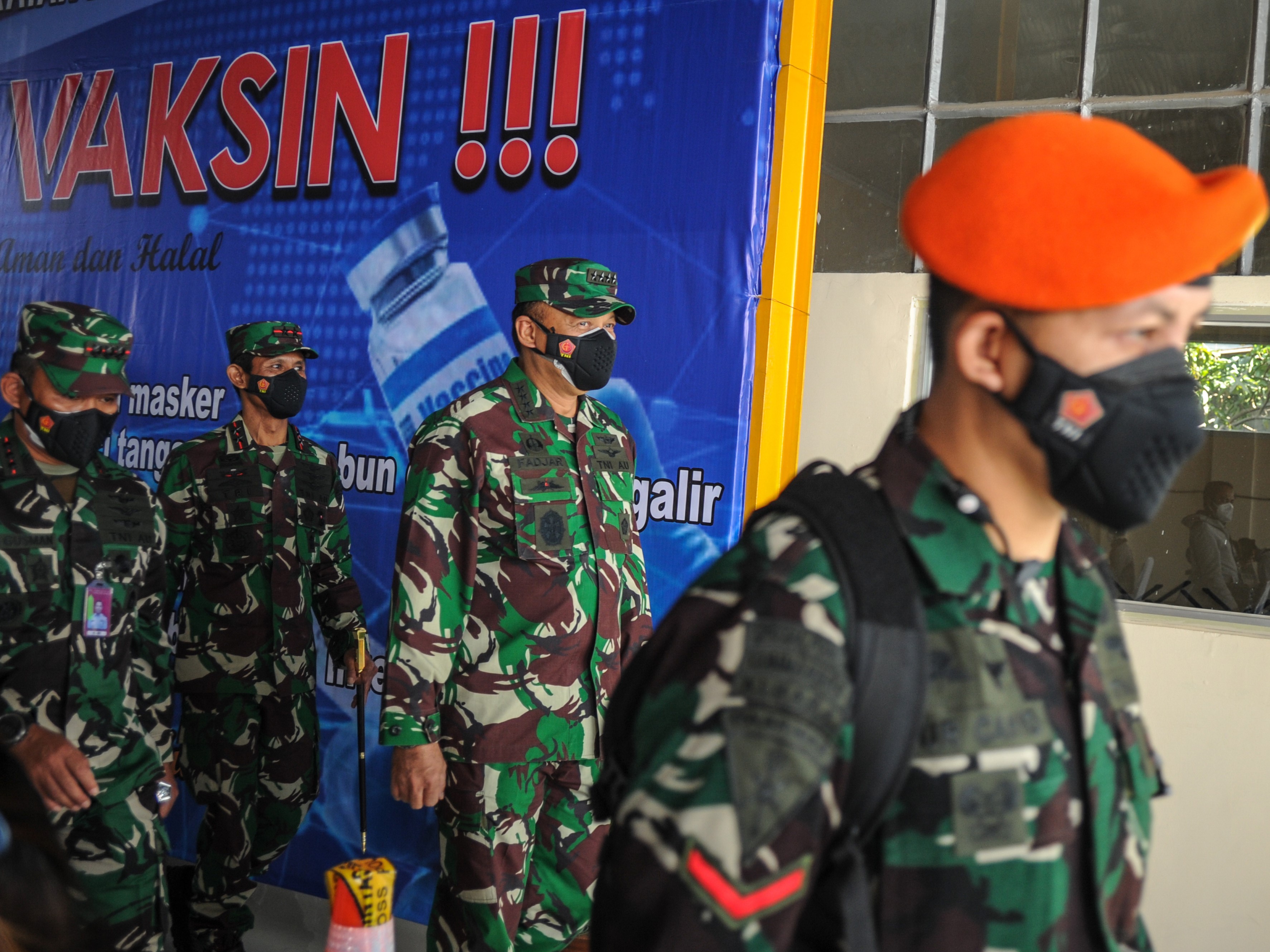 KSAU Marsekal TNI Fadjar Prasetyo (tengah) meninjau lokasi vaksinasi massal di Lanud Husein Sastranegara, Bandung, Jawa Barat, Senin (26/7).