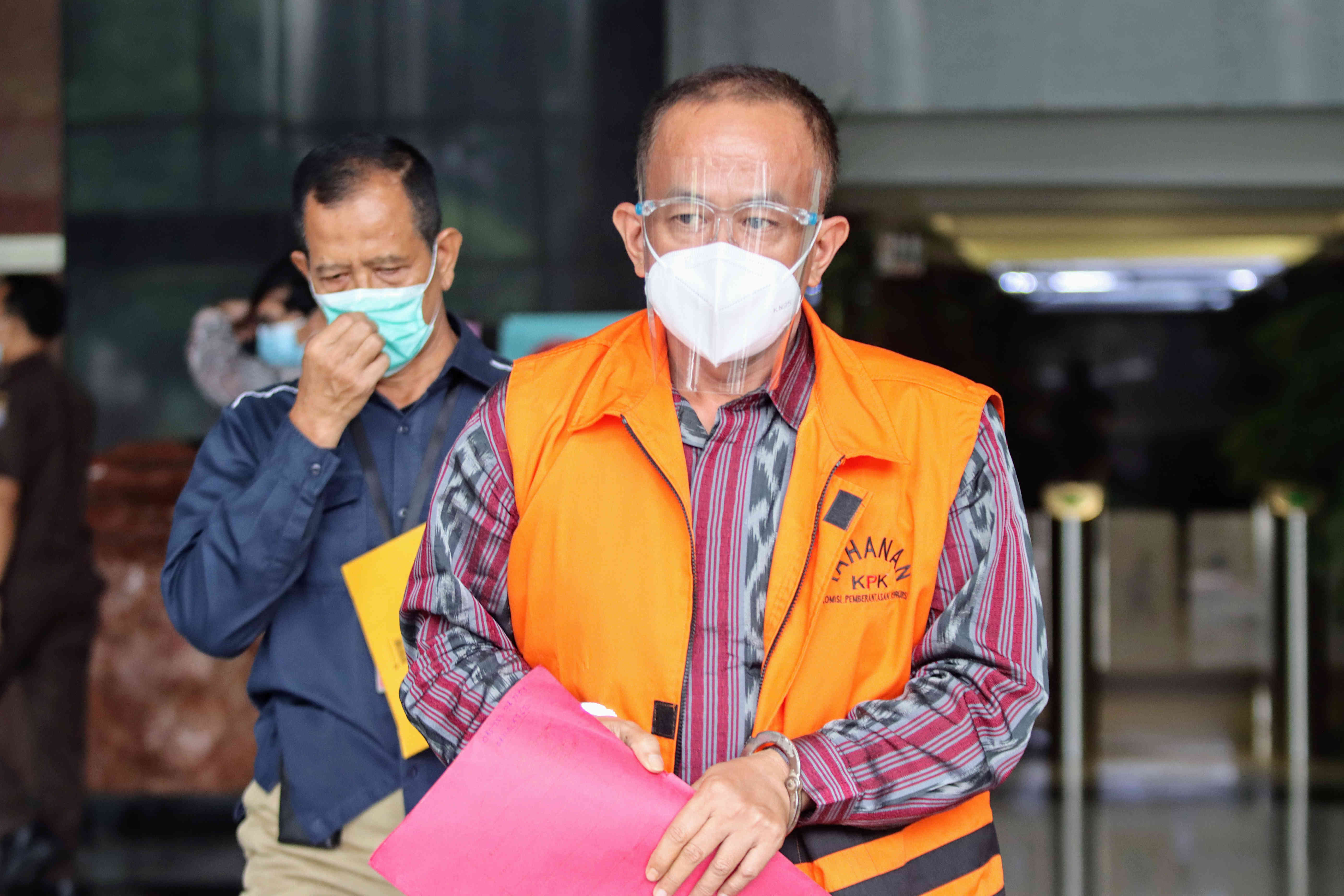 Tersangka anggota DPRD Jabar Ade Barkah Surahman (rompi tahanan) usai menjalani permeriksaan di gedung KPK, Jakarta, Selasa (13/7/2021).