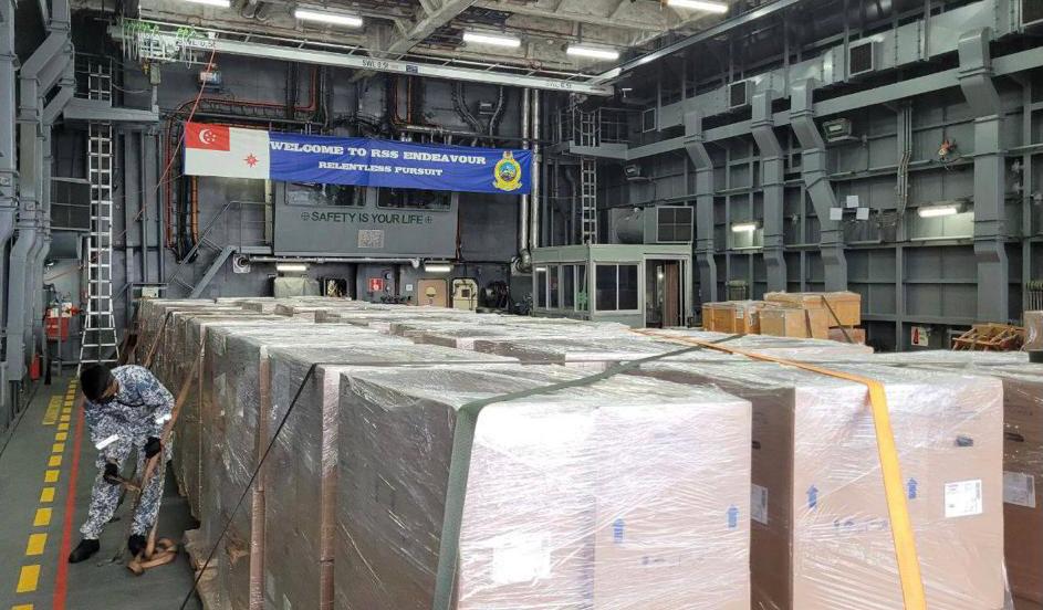 Pasokan oksigen berada di dalam kapal Angkatan Laut Singapura RSS Endevaour yang akan bertolak ke Jakarta.