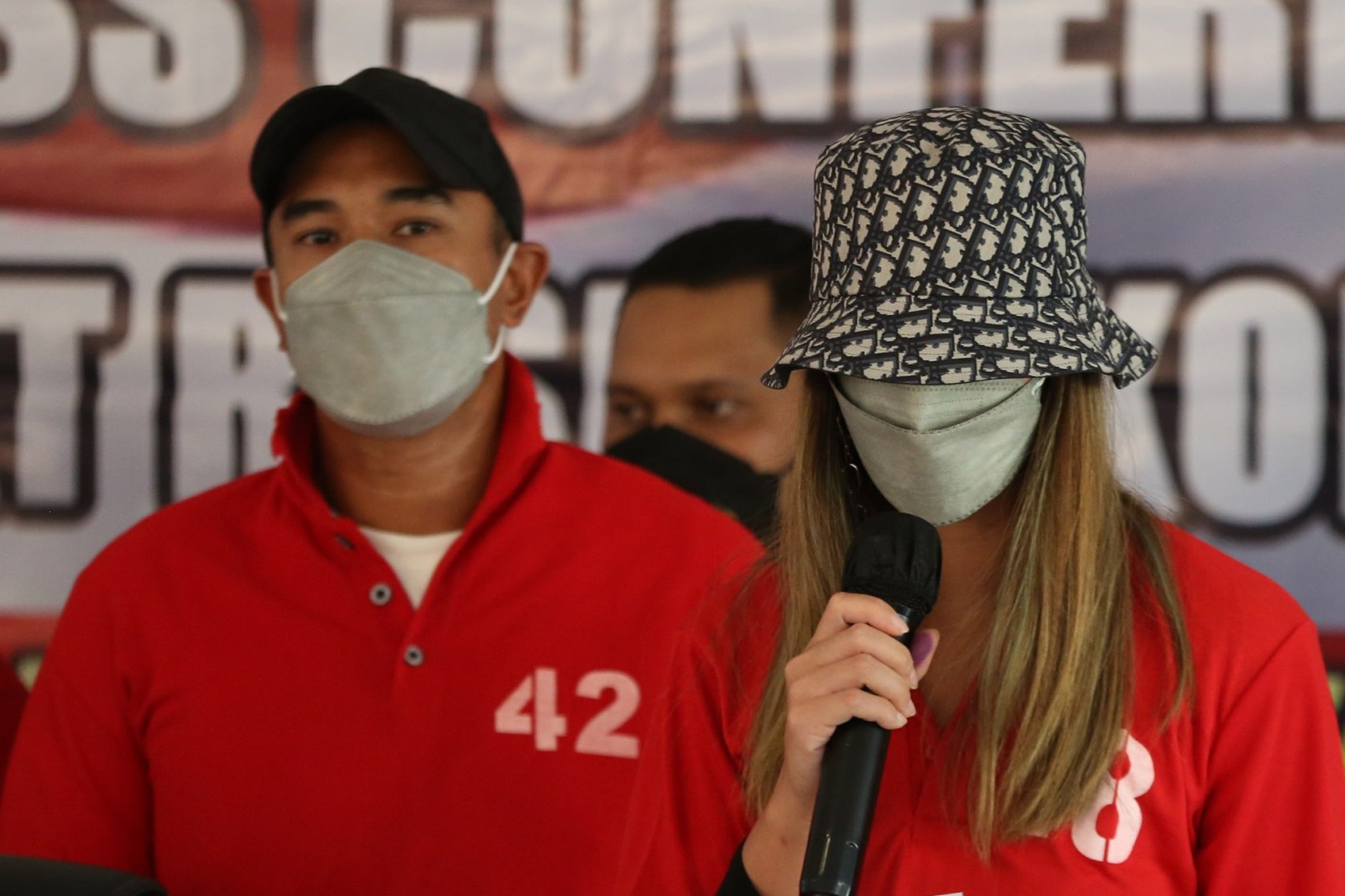 Tersangka kasus penyalahgunaan narkoba Nia Ramadhani (tengah) dan Ardi Bakrie (kiri) menyampaikan permohonan maaf saat konferensi pers.
