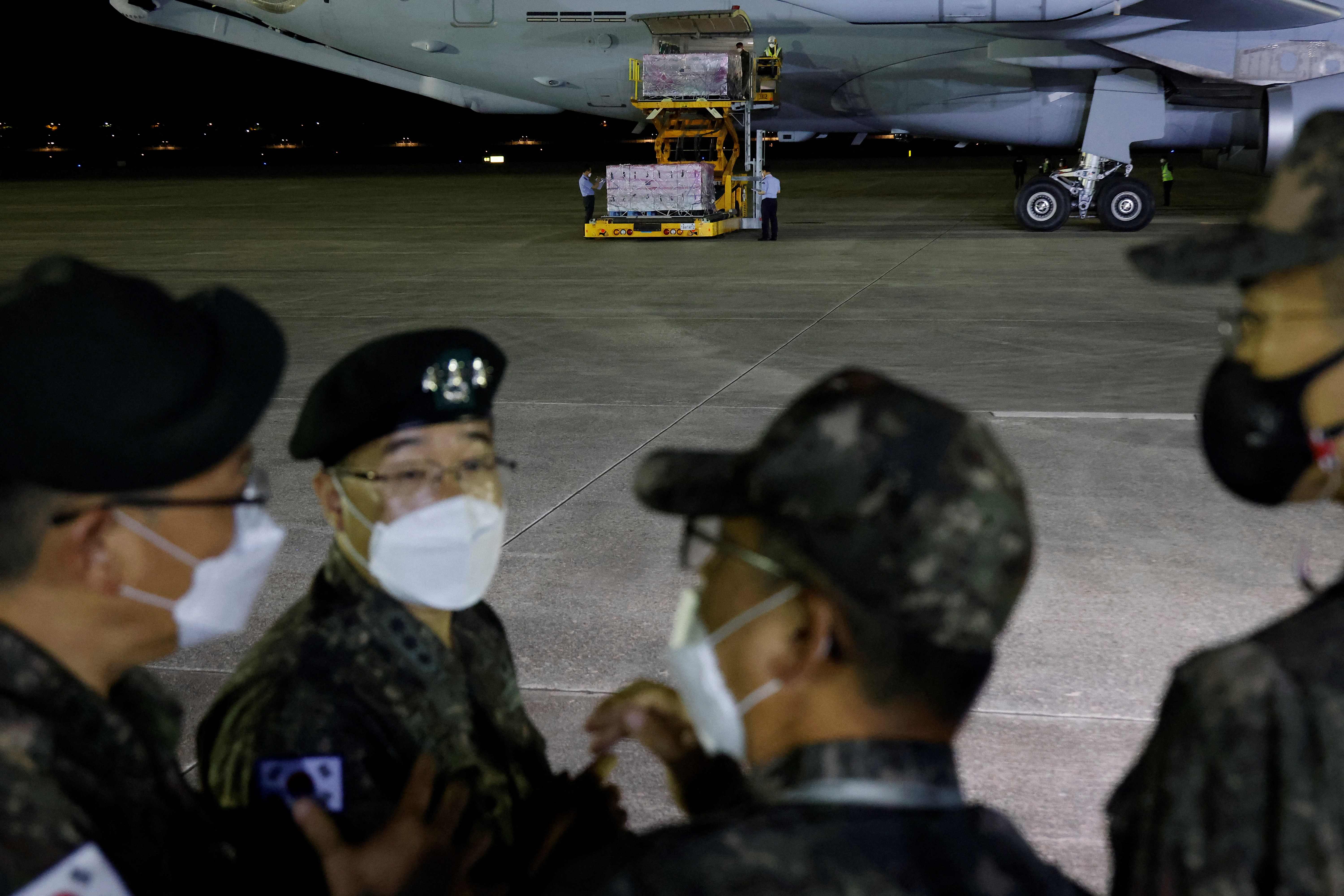 Tentara Korea Selatan siap membawa vaksin Covid-19 Johnson & Johnson’s Janssen di Pangkalan Militer Seongnam,Korsel, pada 5 Juni 2021.