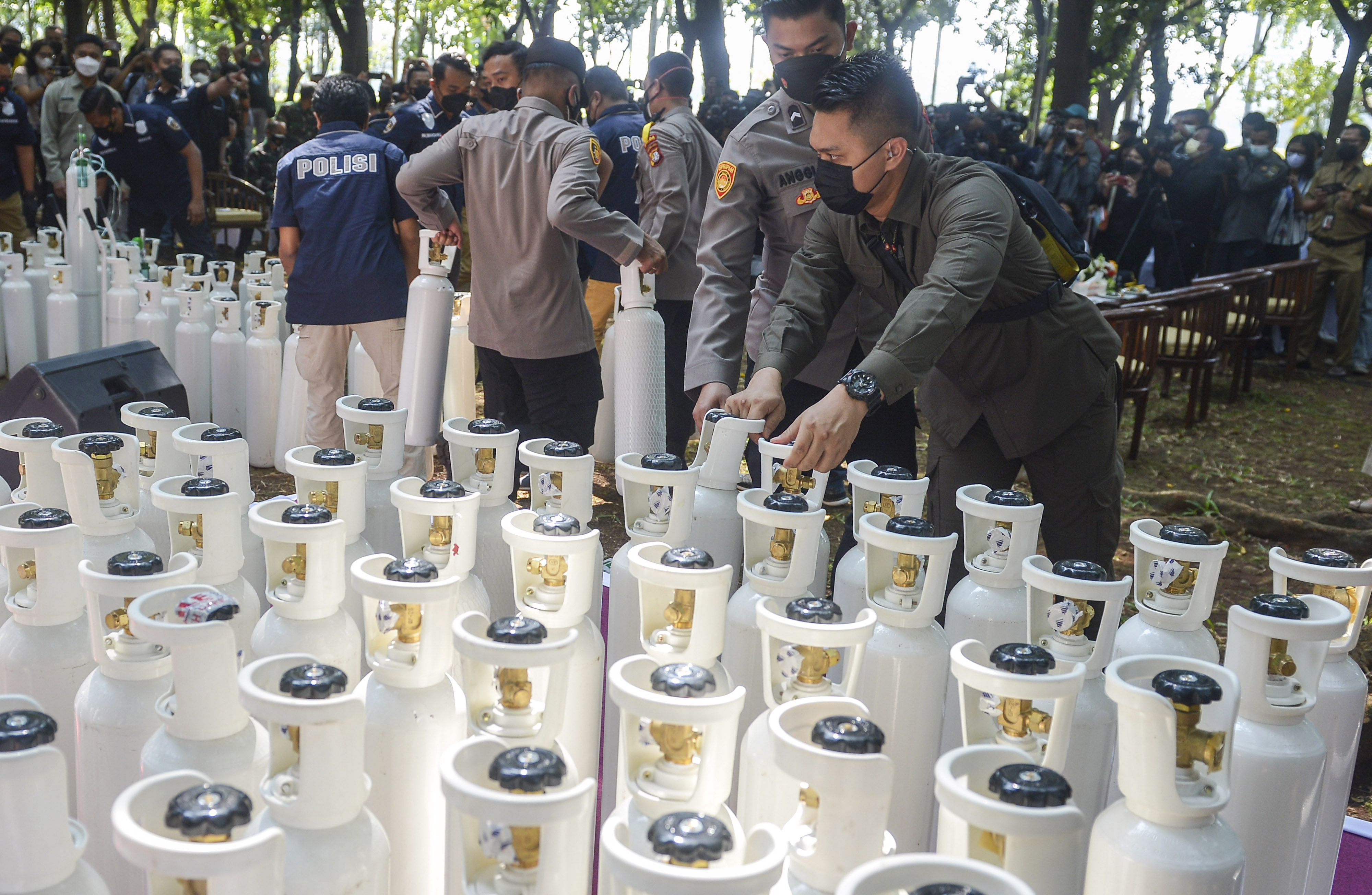 Sejumlah polisi menata tabung oksigen saat penyerahan barang bukti hasil pengungkapan kasus tindak kejahatan.