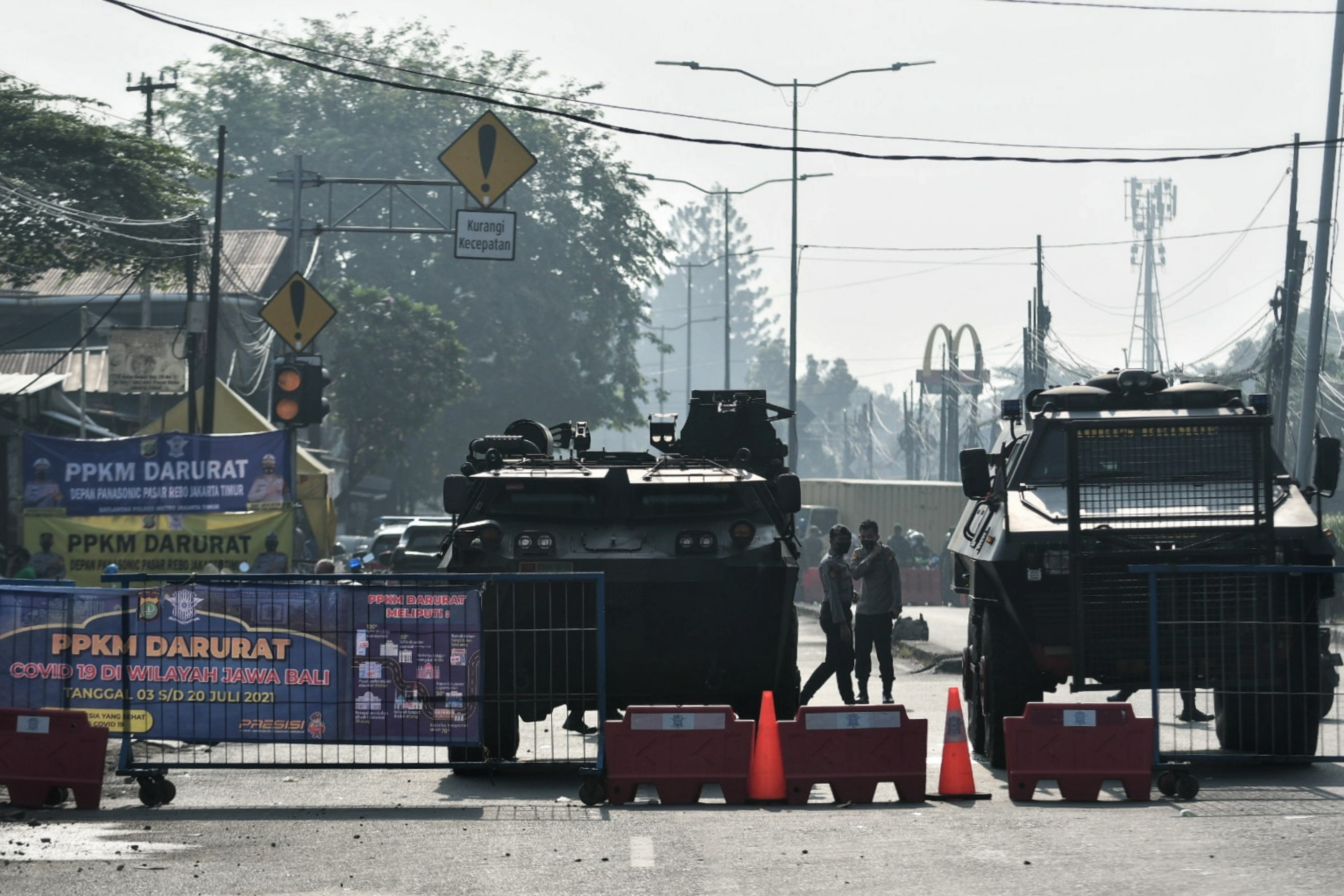 Kendaraan taktis disiapkan untuk mengamankan pos penyekatan di jalan Raya Bogor, Jakarta, hari ini