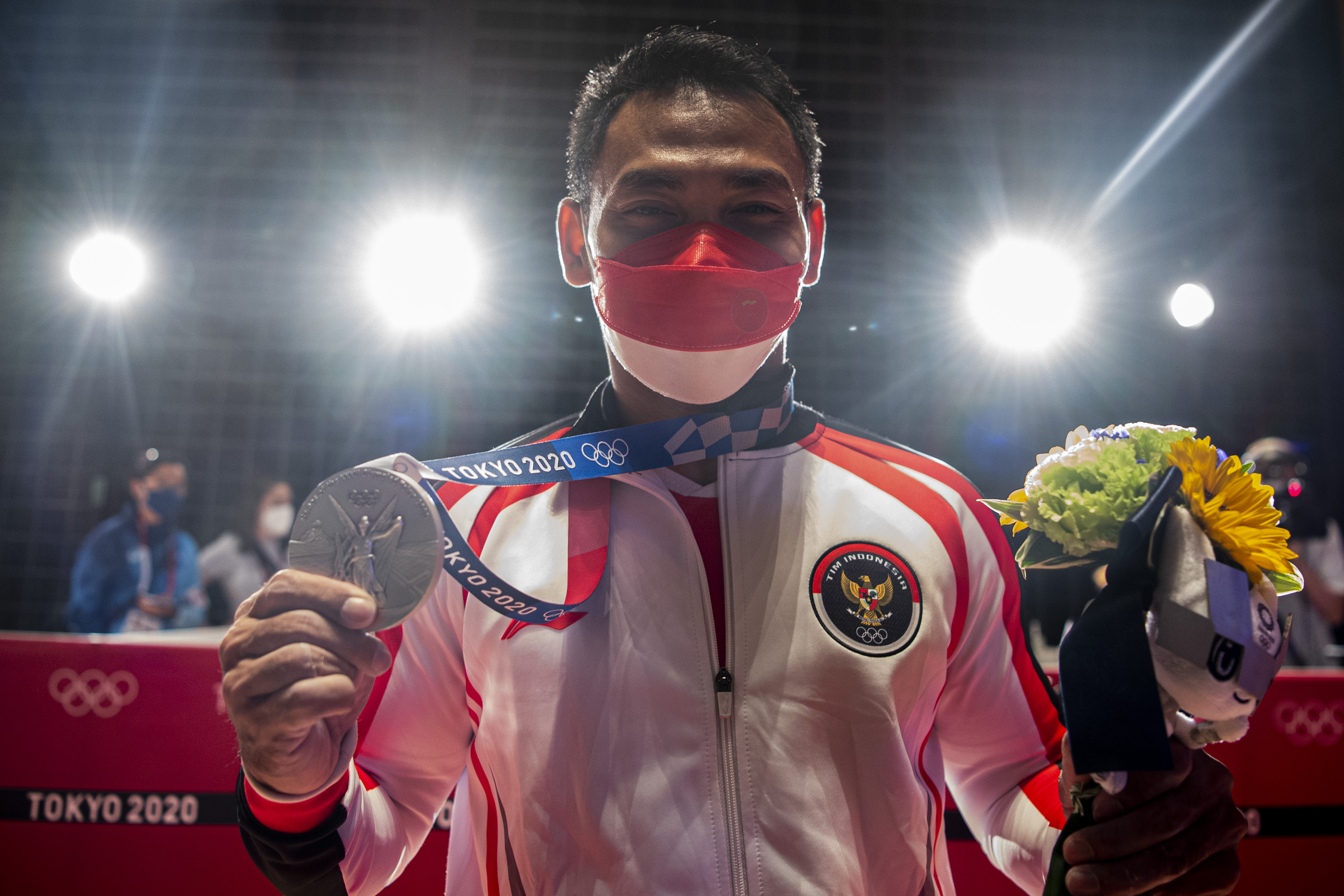 Lifter Eko Yuli Irawan menunjukkan medali perak yang didapatkannya di Olimpiade Tokyo