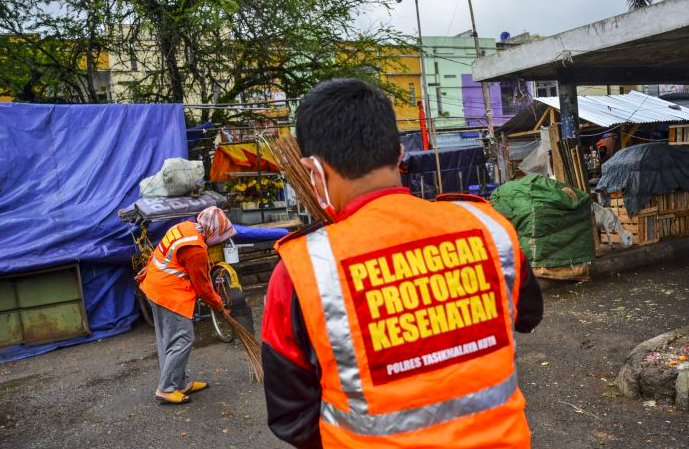 Pelanggar prokes di Kota Palembang didominasi kalangan milenial dan lebih memilih kerja sosial daripada bayar denda.