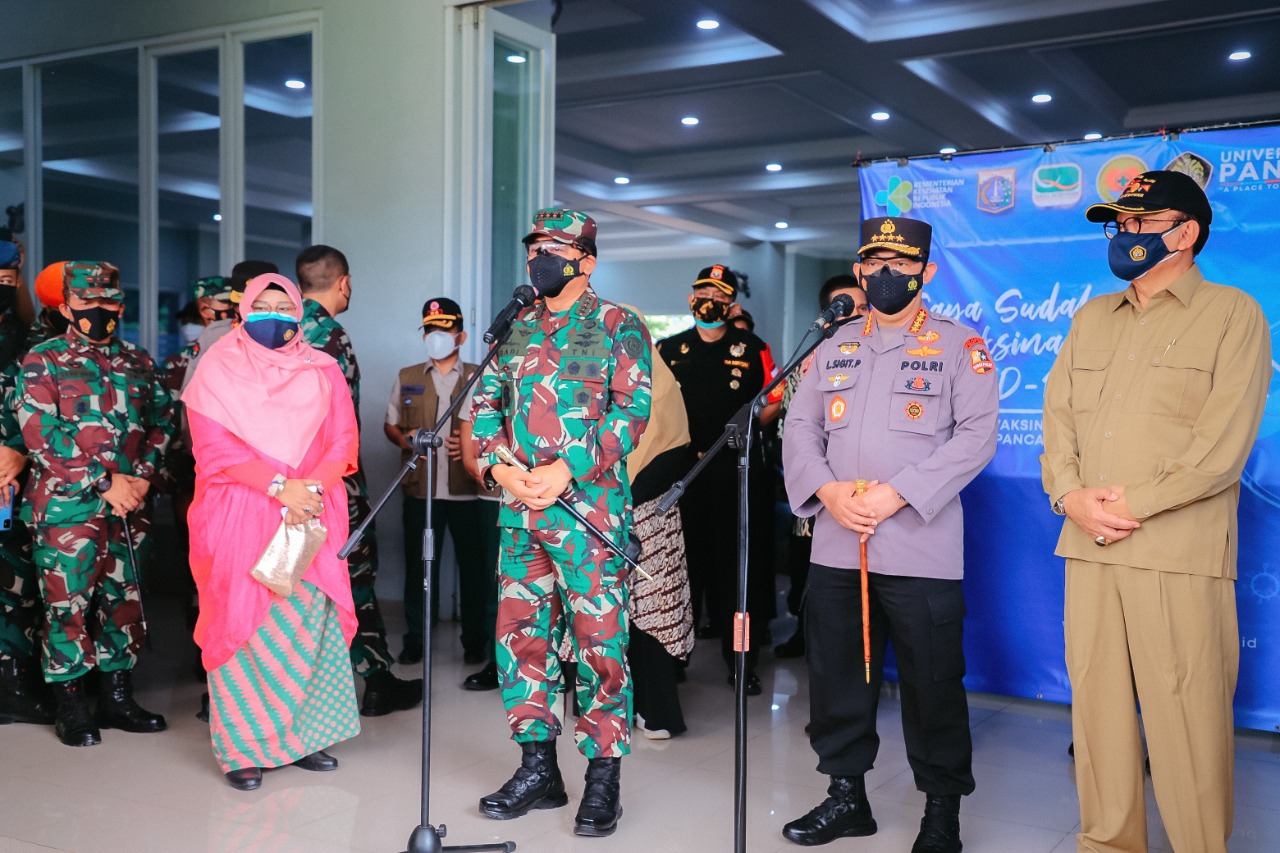Panglima TNI dan Kapolri meninjau sentra vaksinasi di Universitas Pancasila
