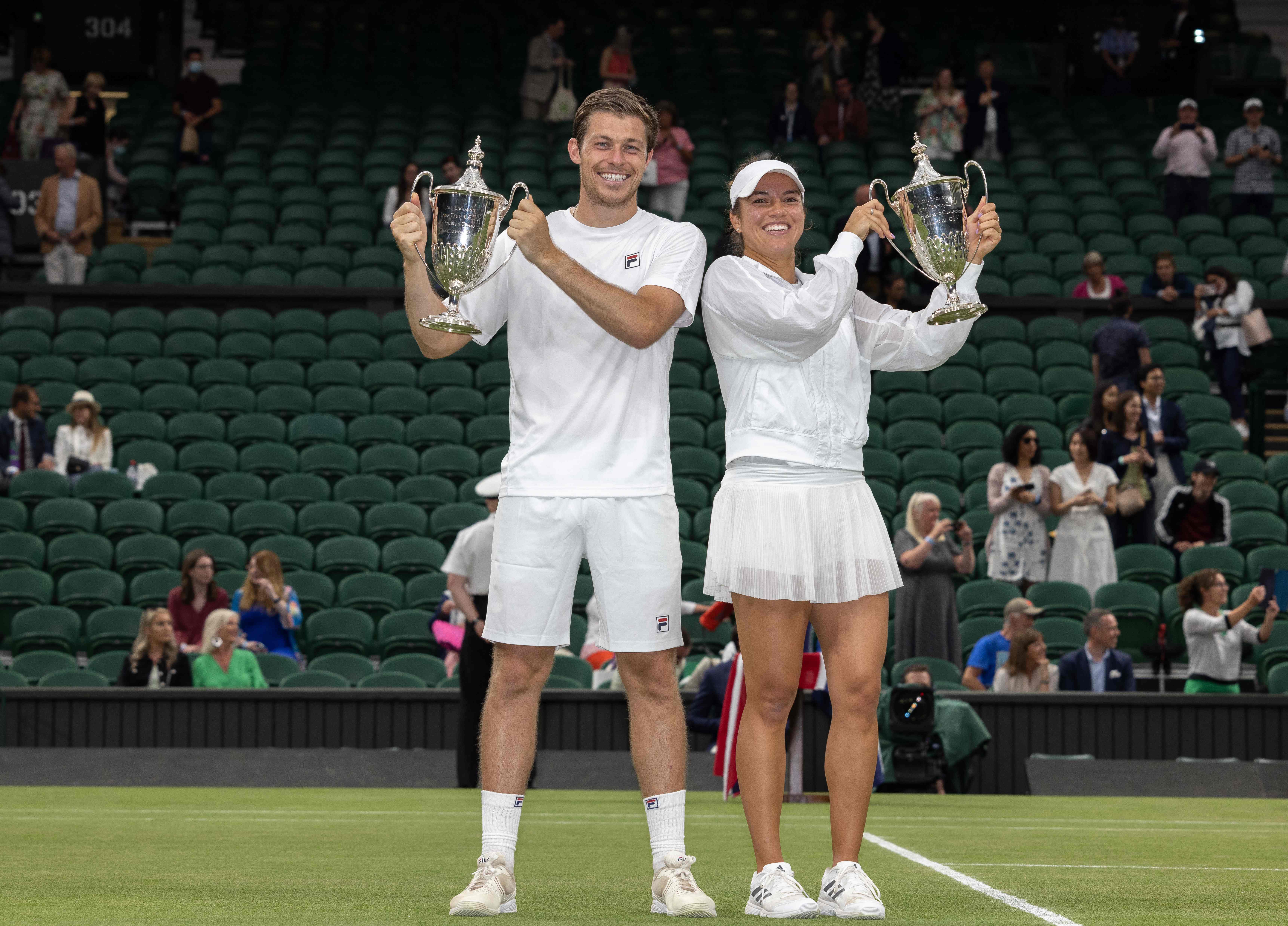 Pasangan petenis Britania Neal Skupski dan petenis AS Desirae Krawczyk memamerkan trofi ganda campuran Wimbledon.