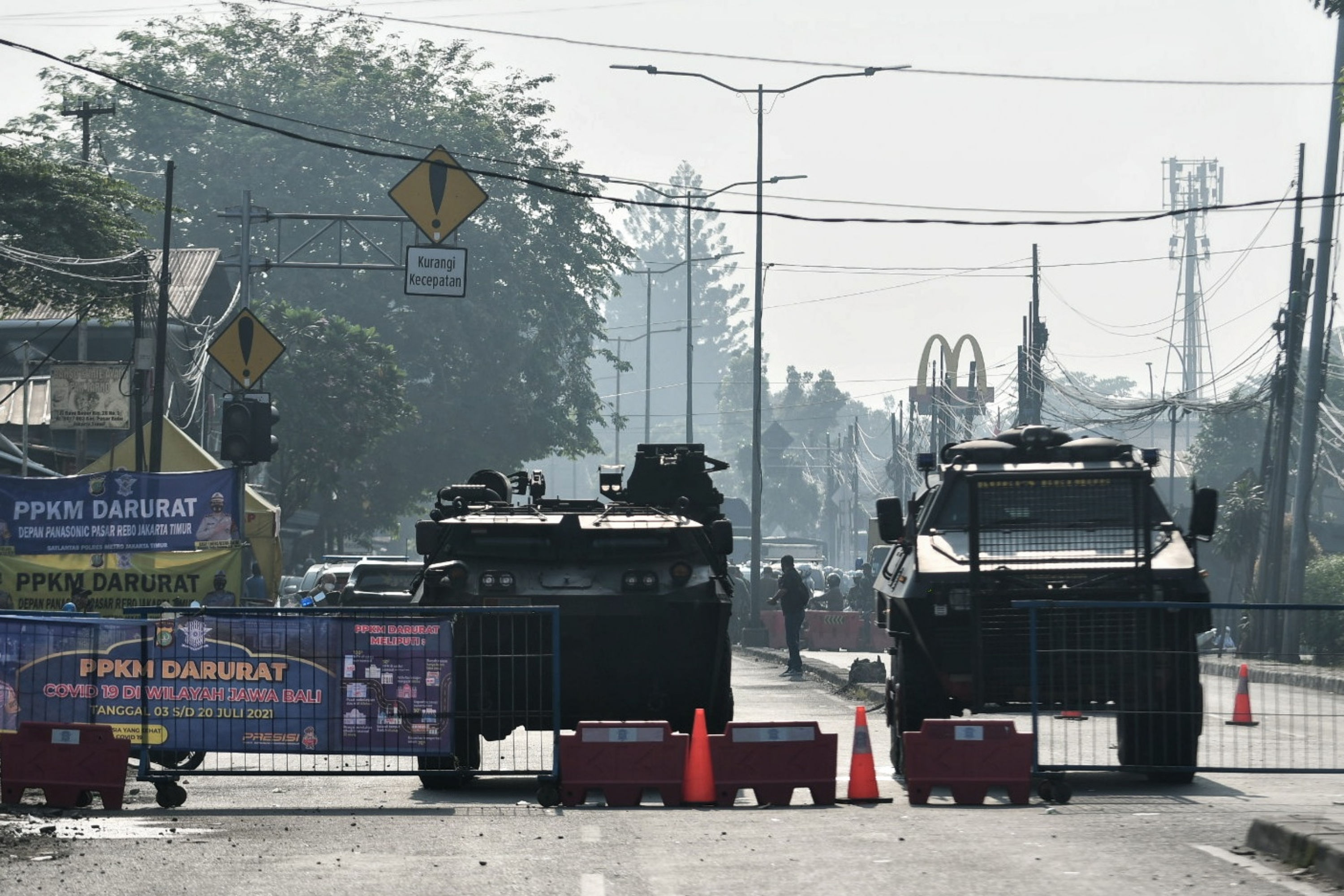 Kendaraan taktis disiapkan untuk melakukan penyekatan menuju Jakarta dalam masa PPKM Darurat