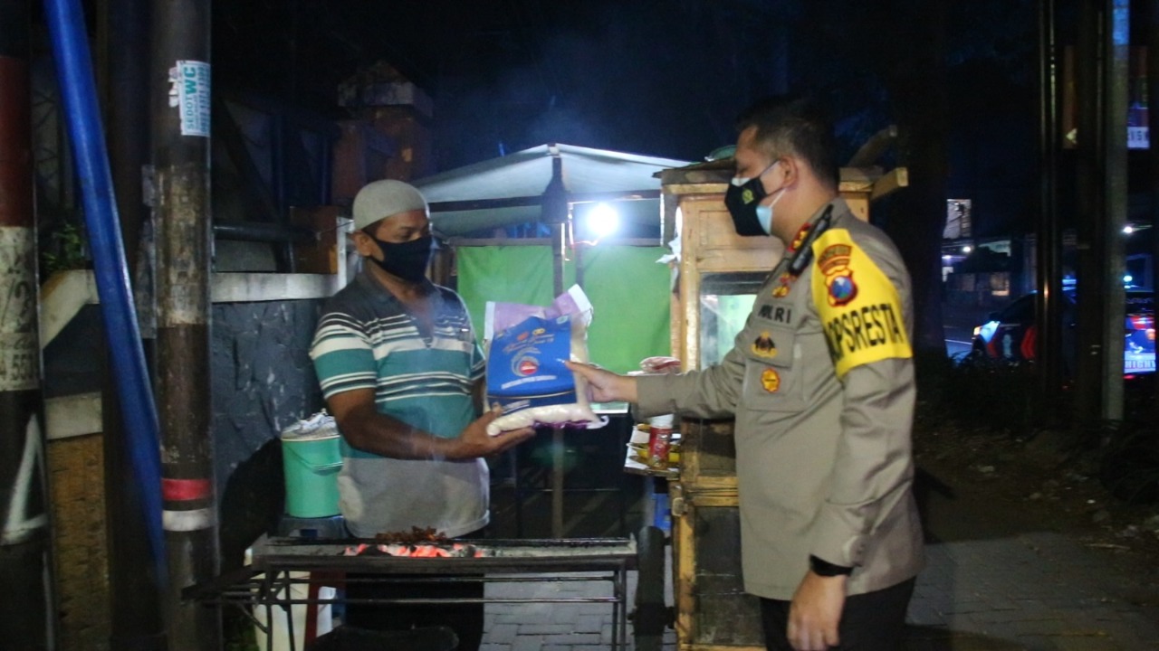 Kapolresta Malang Kota AKB Budi Hermanto saat mengedukasi pedagang kaki lima dan menyerahkan bantuan sembako
