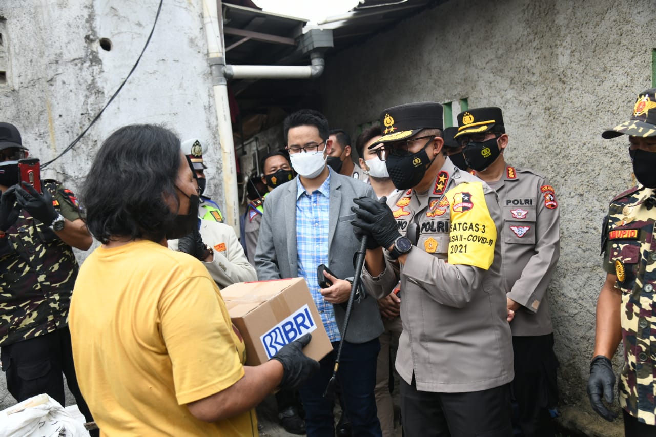 Kakorlantas Polri Irjen Pol Istiono membagikan 450 sembako kepada pemulung yang berada di kawasan Pulo Gadung, Jaktim, Jumat (23/7)