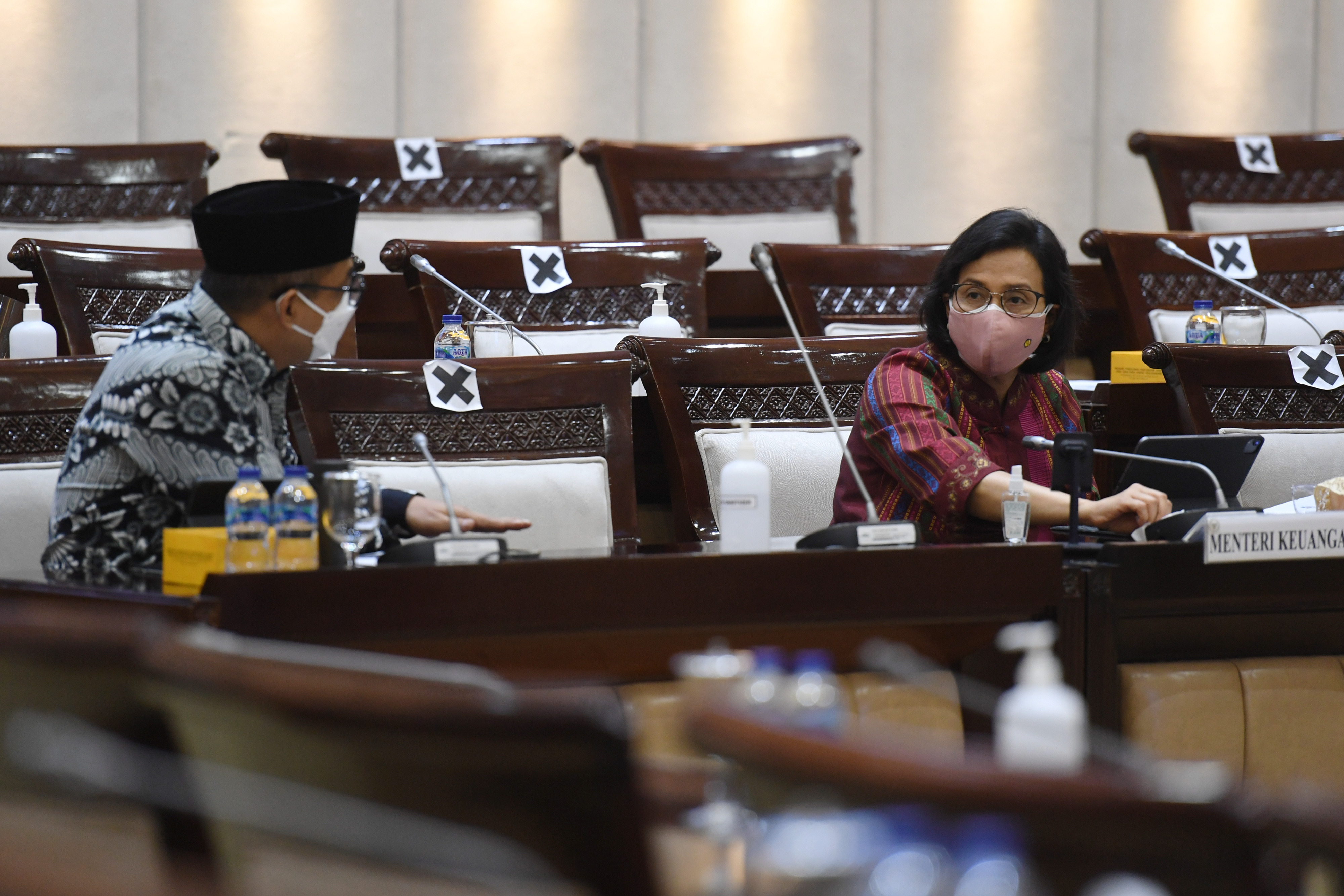  Menteri Keuangan Sri Mulyani (kanan) berbincang dengan Dirjen Pajak Kemenkeu Suryo Utomo saat mengikuti rapat kerja dengan Komisi XI DPR