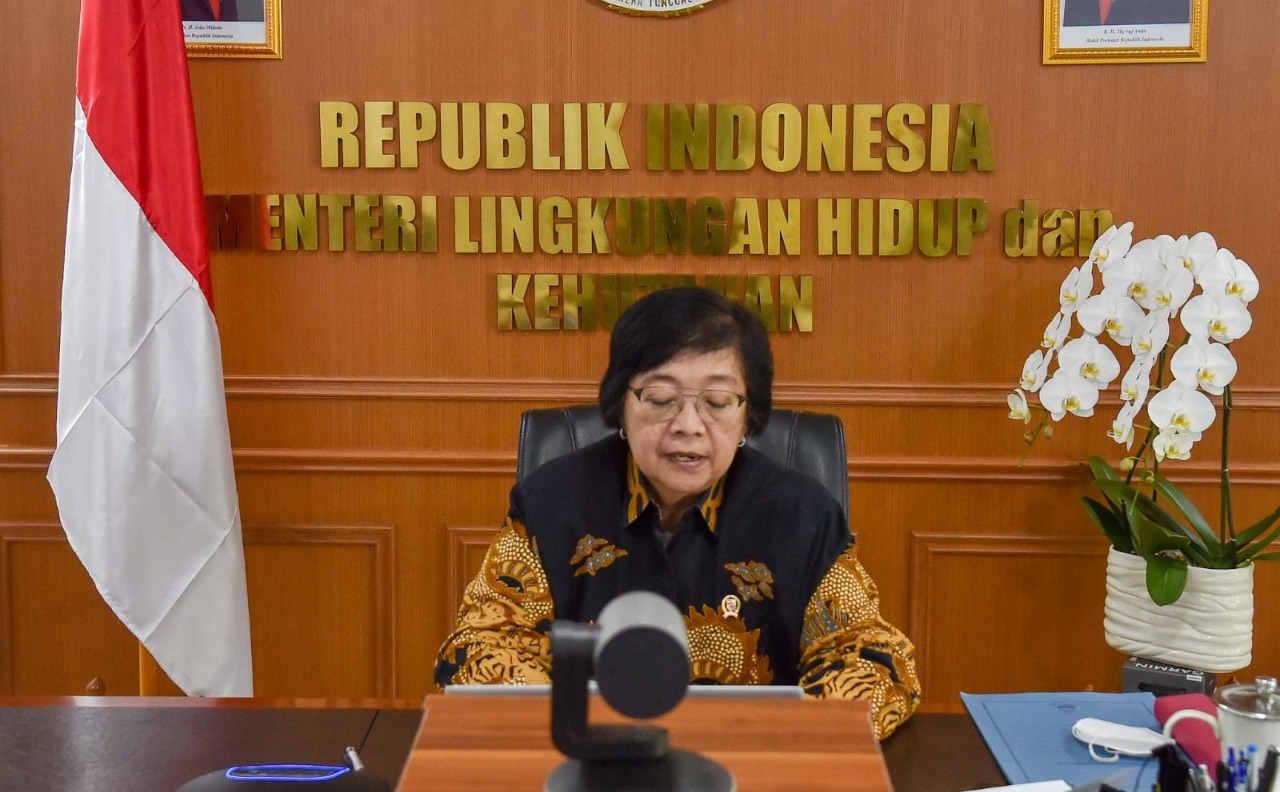 Menteri LHK Siti Nurbaya memberi samabutan secara daring saat membuka Indonesia Green Summit 2021, pada Senin (26/07/2021).