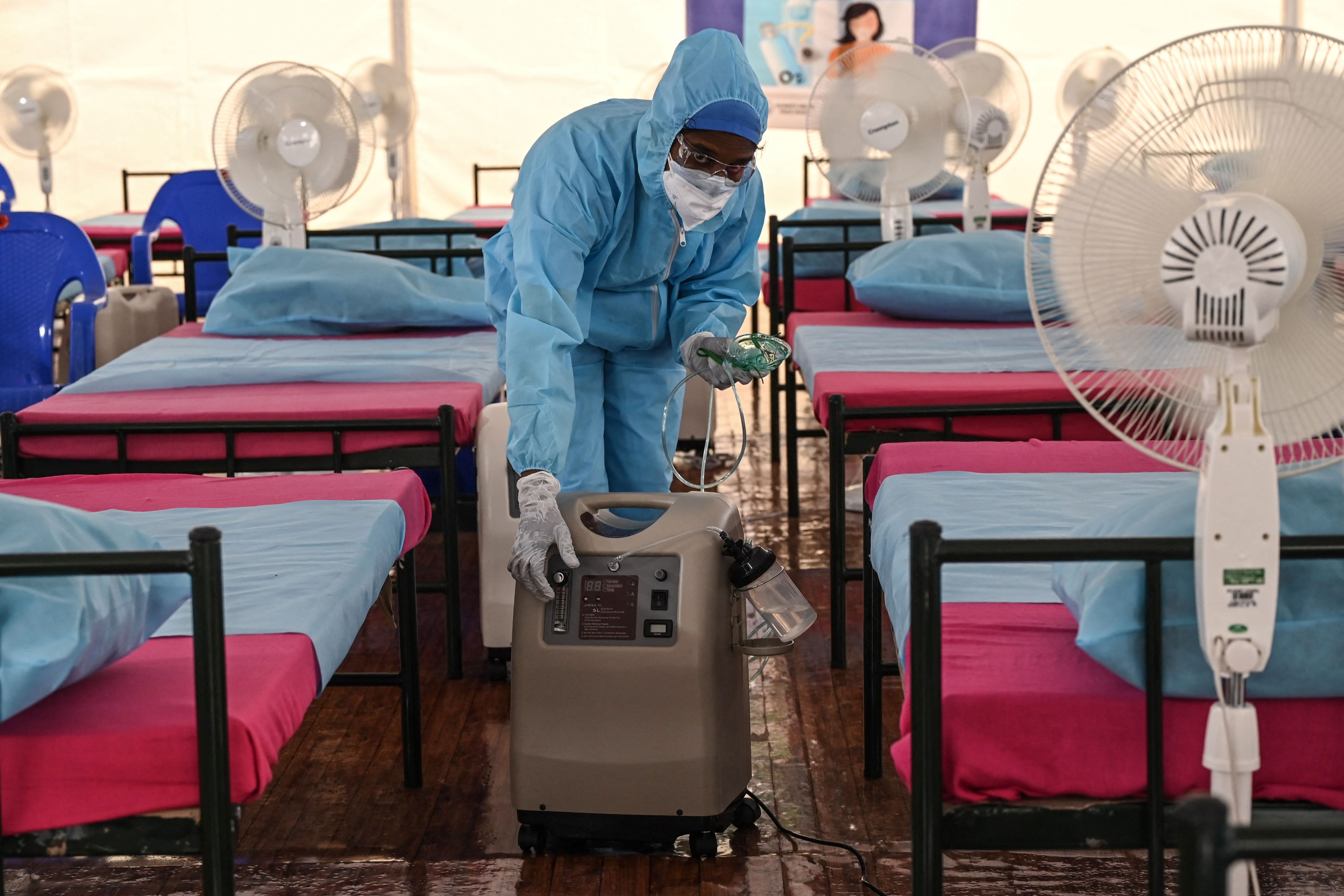 Tenaga medis tengah menyiapkan ruang perawatan pasien covid-19 yang dilengkapi alat konsentrator oksigen