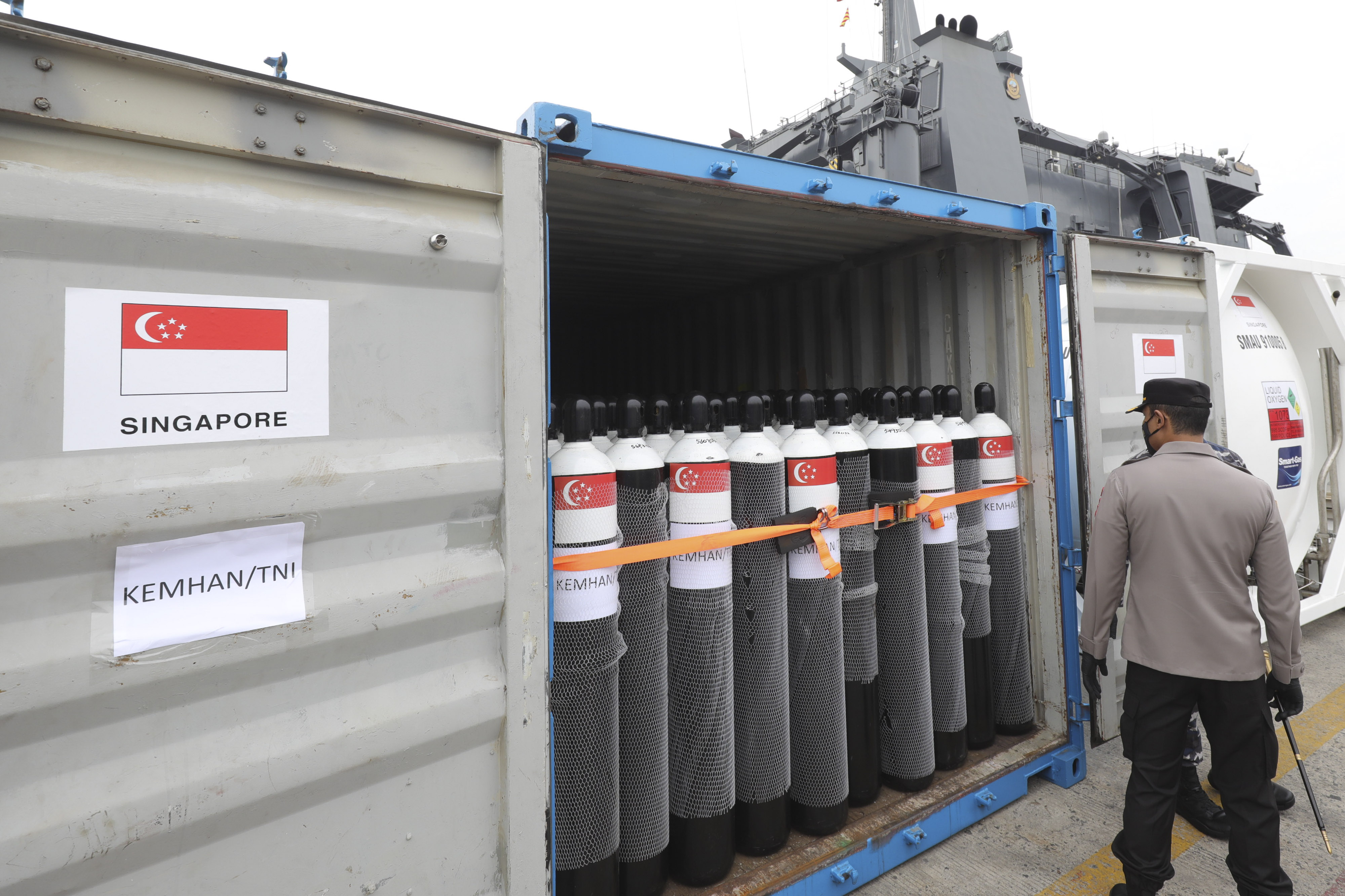 Ilustrasi bantuan dari luar negeri di masa pandemi covid-19