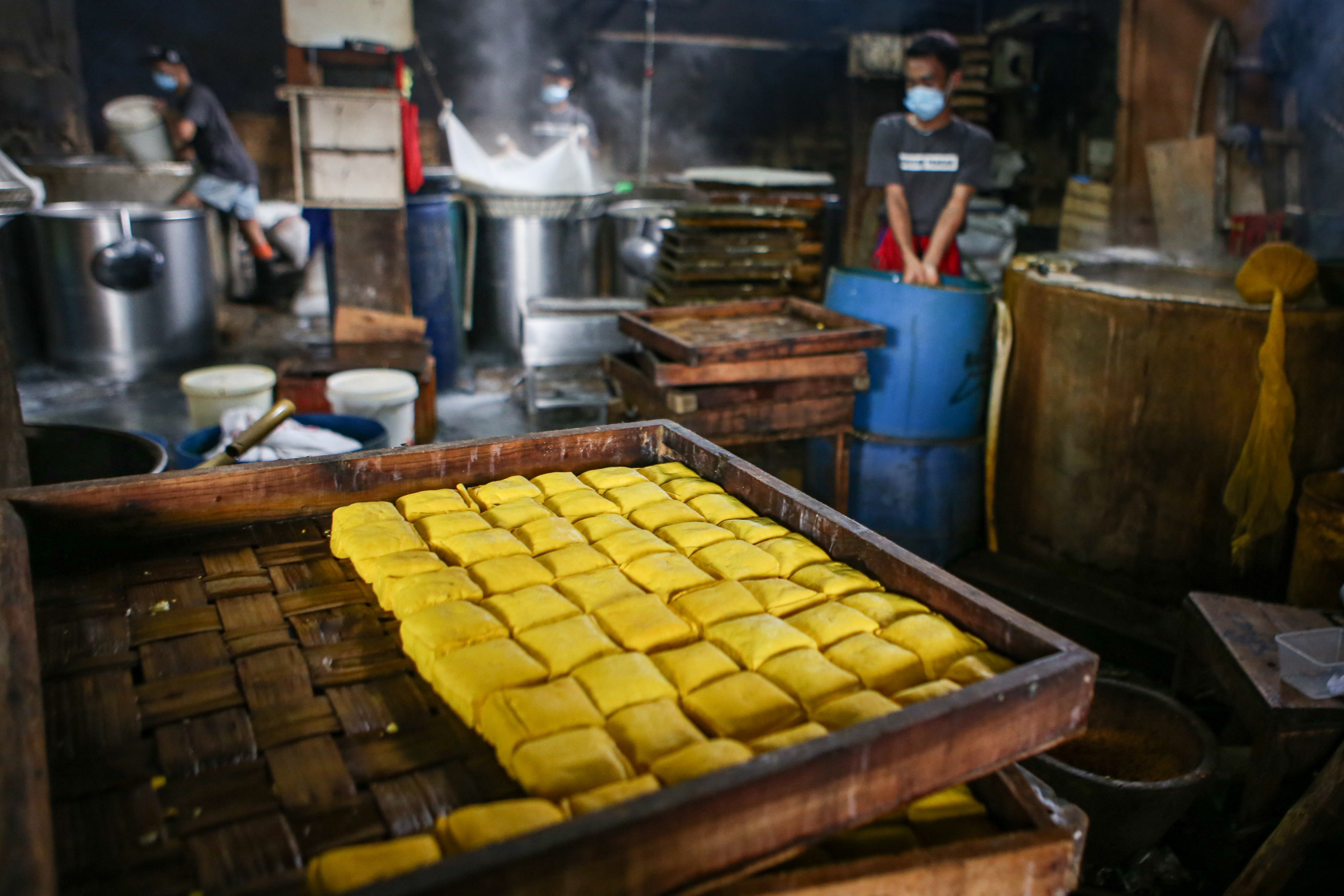 Pekerja membuat tahu di wilayah Semanan, Jakarta.