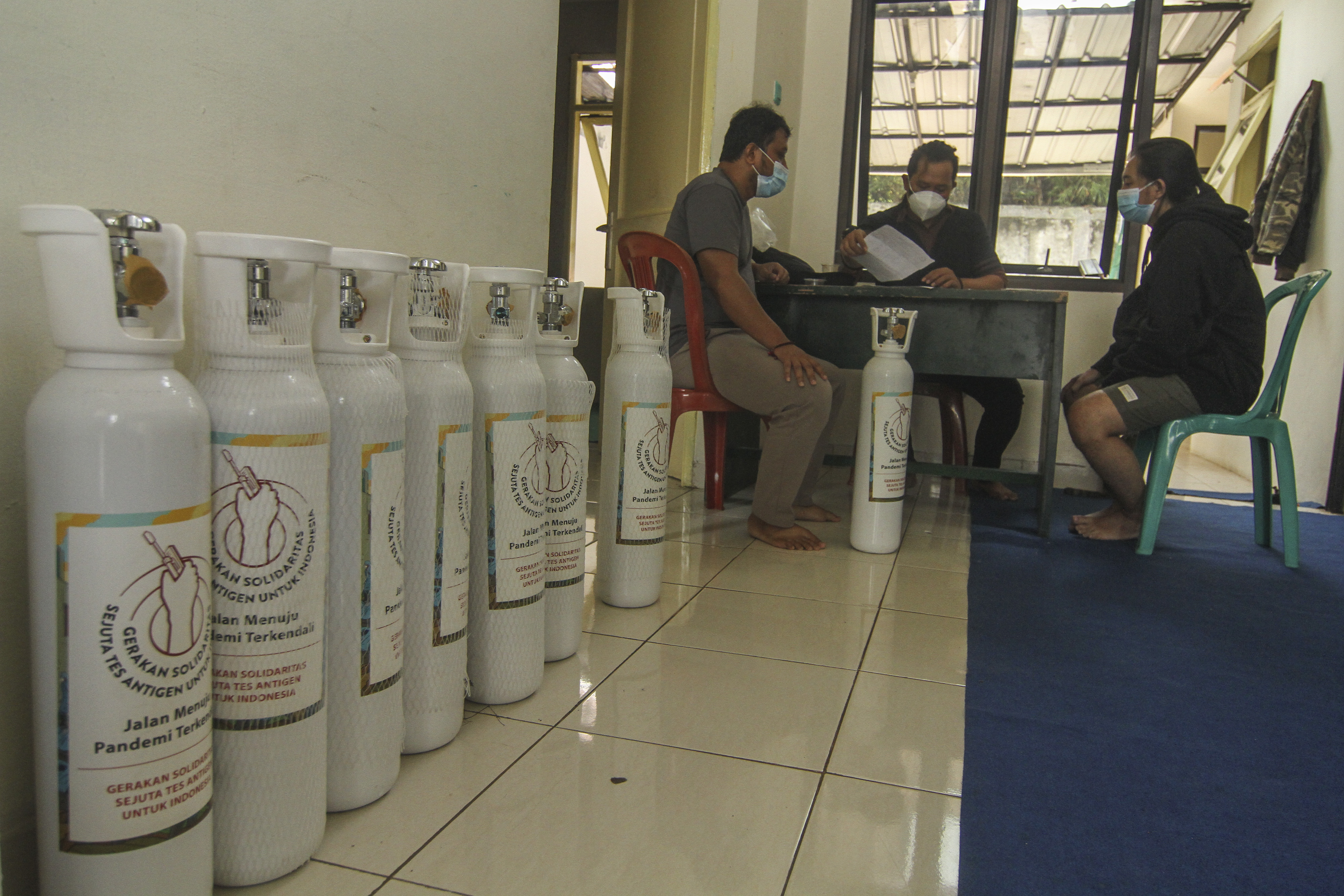 Warga meminjam tabung oksigen di kawasan Grand Depok City, Depok, Jawa Barat, Jumat (9/7/2021).