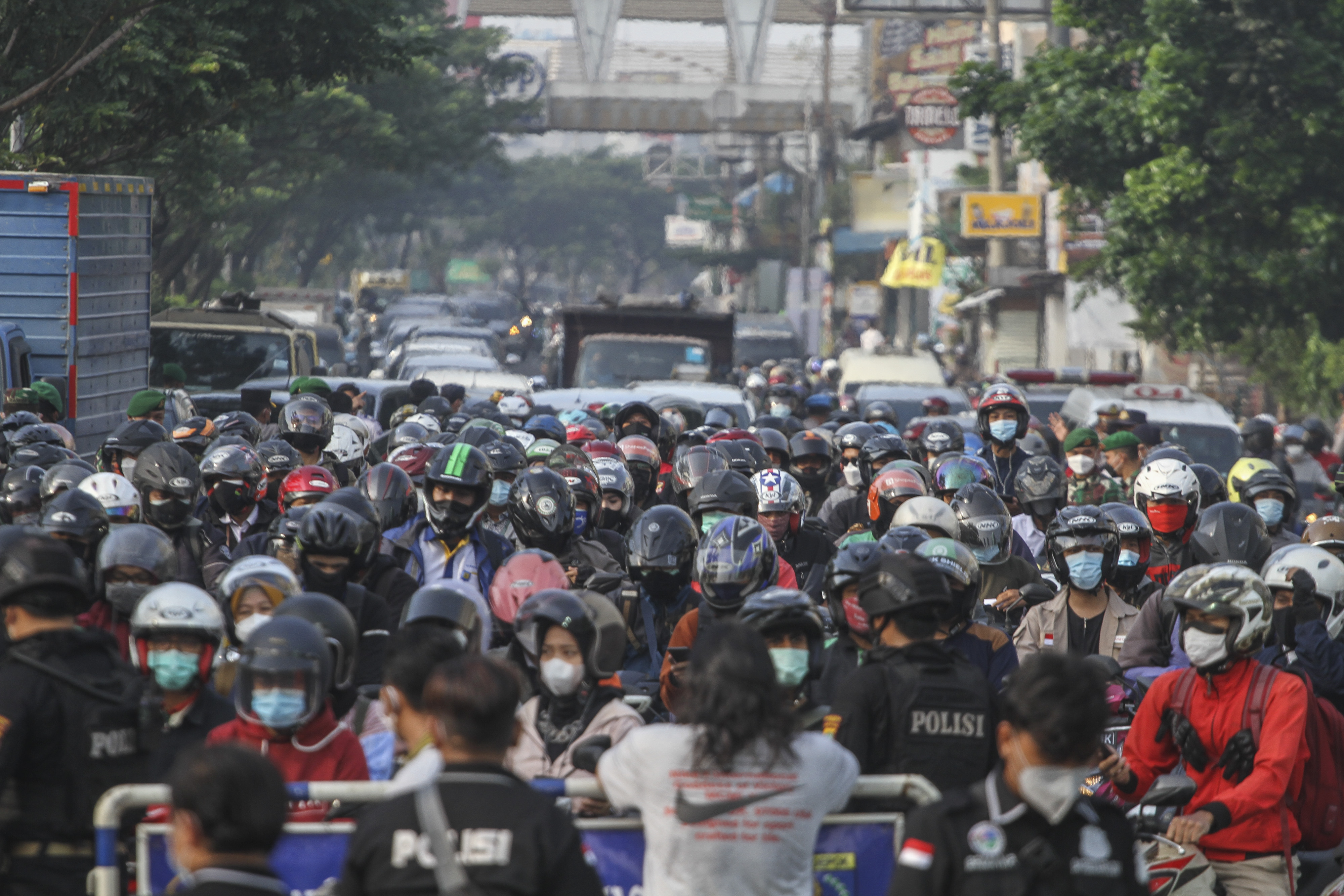 Kepadatan kendaraan di titik penyekatan kawasan Margonda Raya, Depok, Jawa Barat.