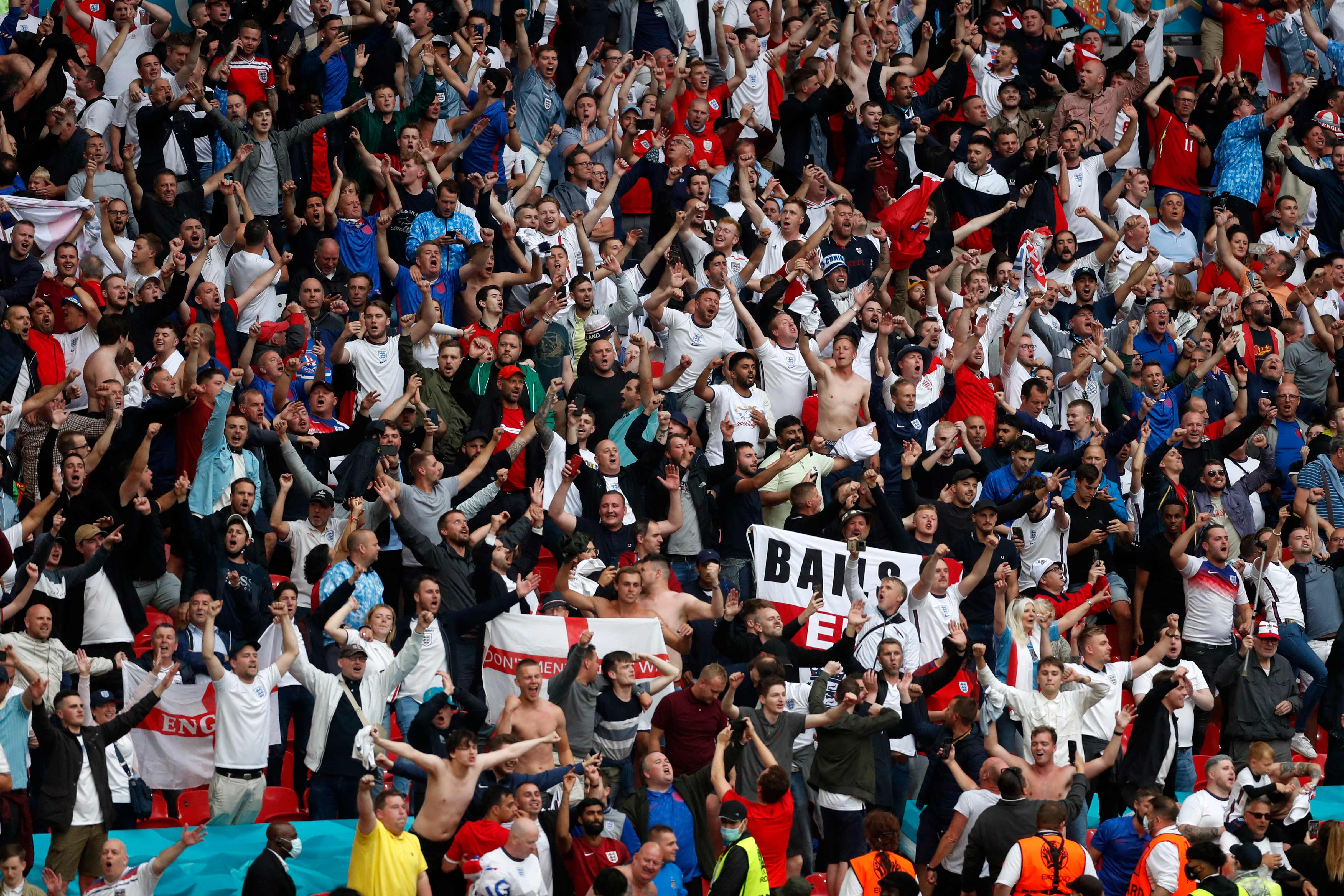 Para pendukung Inggris merayakan keberhasilan the Three Lions melaju ke perempat final Piala Eropa 2020 di Stadion Wembley.