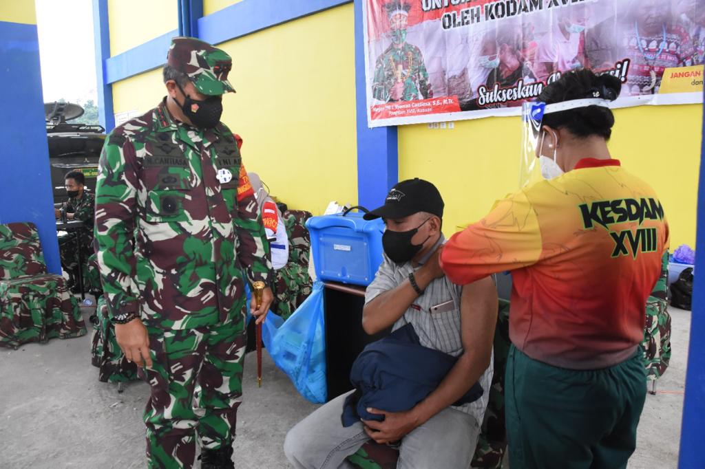 Pangdam XVIII/Kasuari, Mayjen TNI I Nyoman Cantiasa, meninjau pelaksanaan serbuan Vaksinasi di Pasar Wosi, Manokwari, Minggu (4/7).