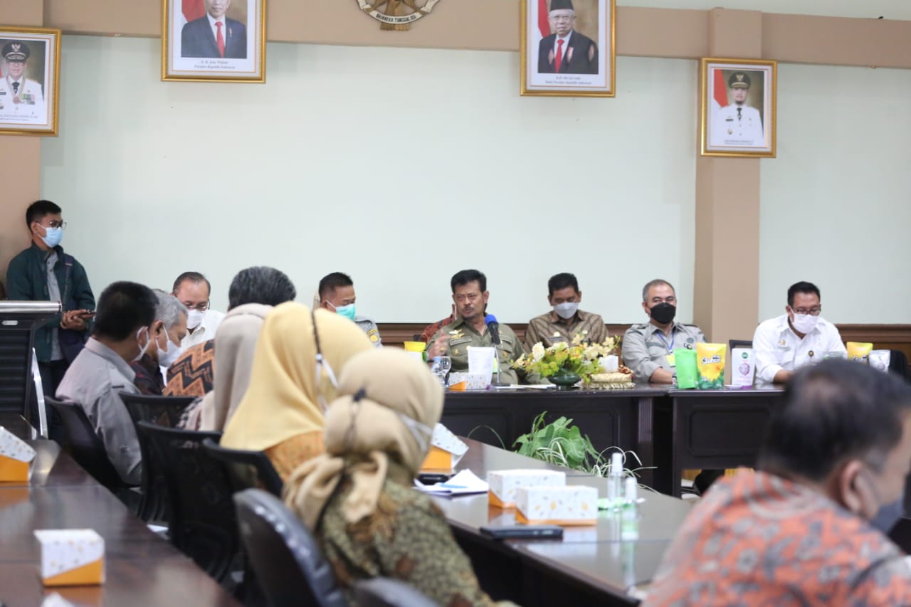 Mentan Syahrul Yasin Limpo (tengah) saat rapat di Kantor Dinas Ketahanan Pangan Sulsel, Makassar, Kamis (8/7/2021).