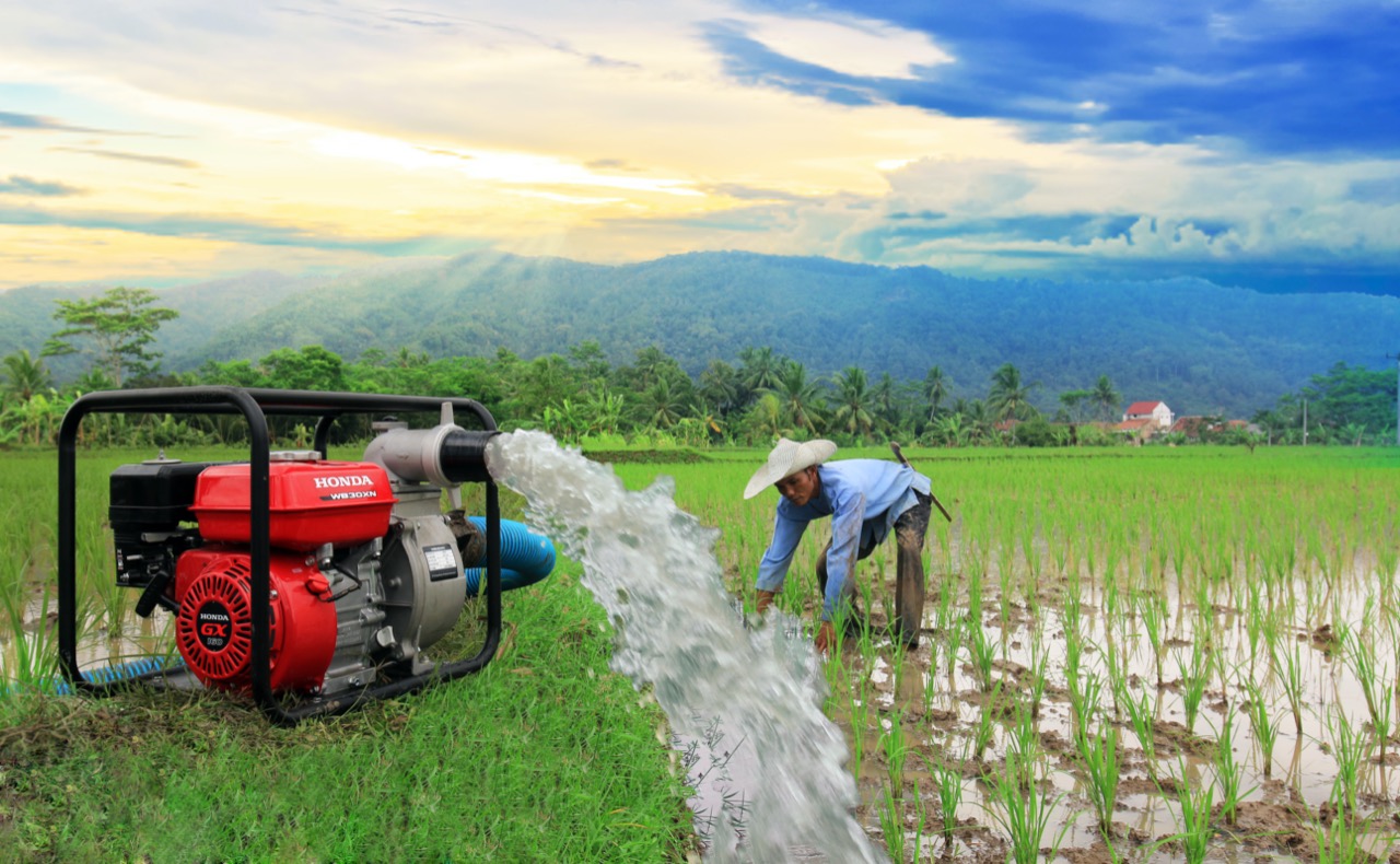 Mesin pompa air digunakan petani untuk lahan pertaniannya