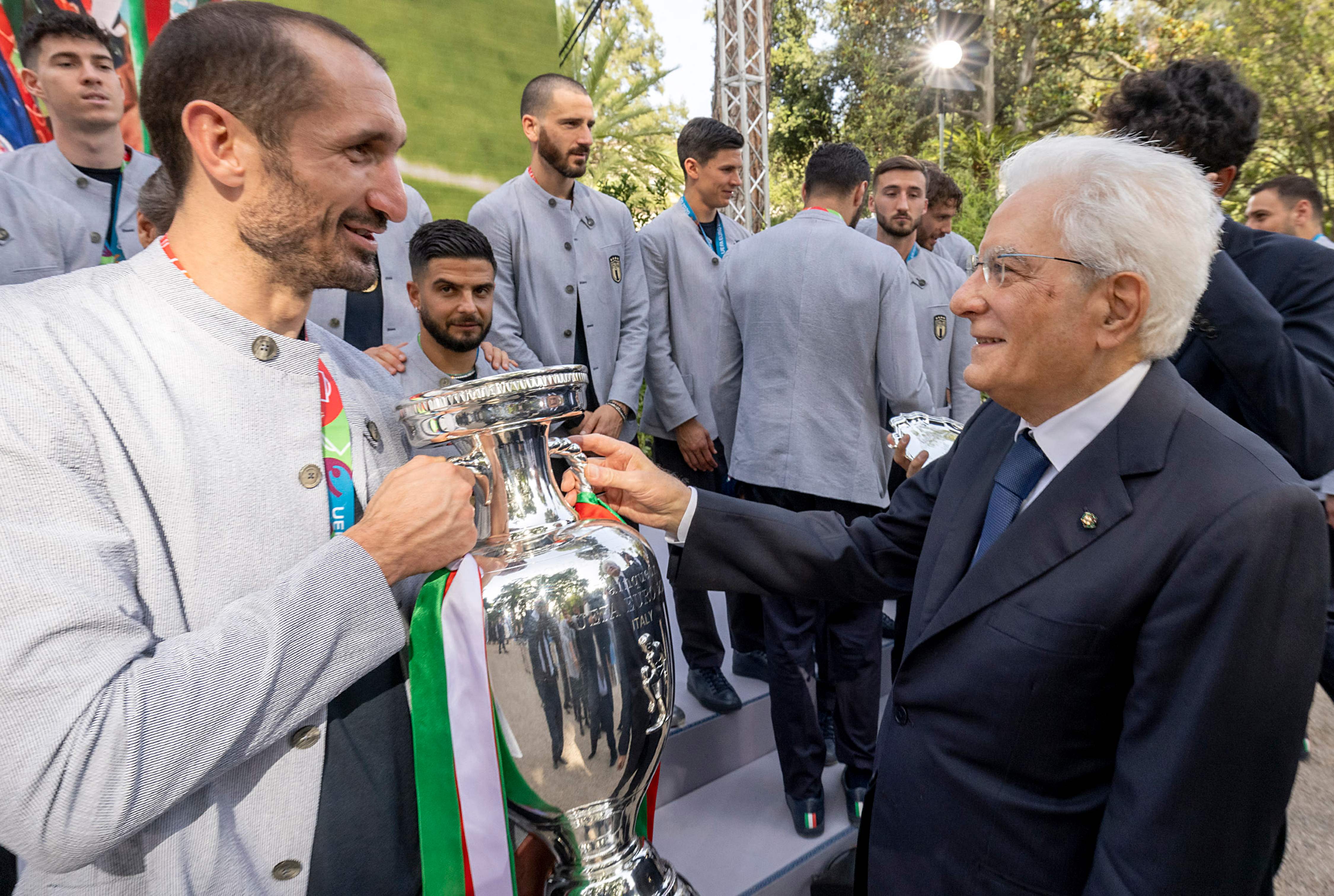 Presiden Italia Sergio Mattarella (kanan) memberi selamat kepada bek timnas Italia Giorgio Chiellini yang memegang trofi Euro 2020.