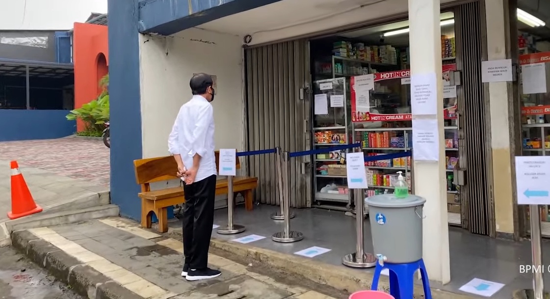 Presiden Joko Widodo meninjau obat Covid-19 di apotek