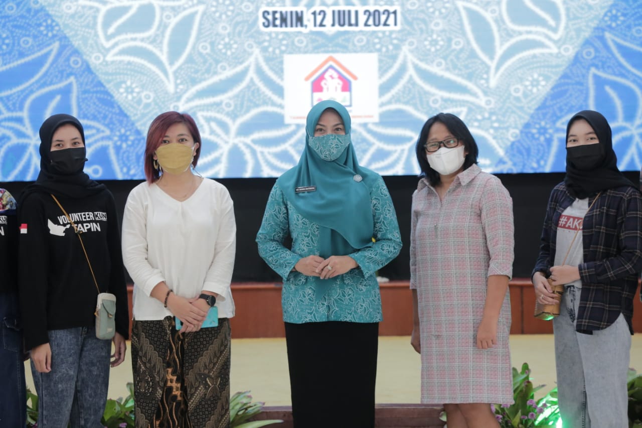 Pejabat Ketua Pemberdayaan dan Kesejahteraan Keluarga (PKK) Kalsel, Safriati Safrizal, berpose bersama Tim Penggerak PKK Kalsel.