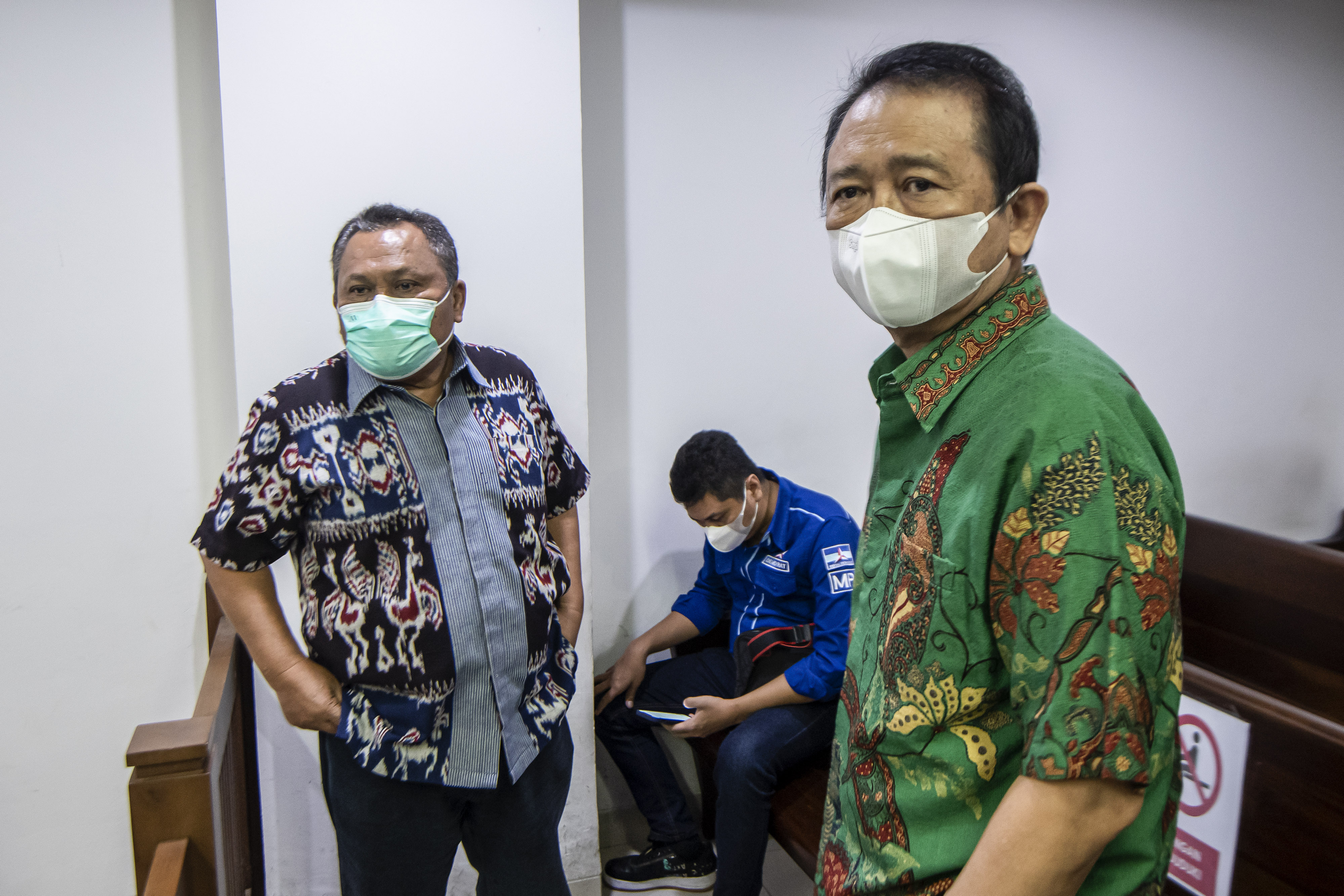 Politisi Demokrat KLB, DJhoni Allen Marbun (kiri) dan Marzuki Alie bersiap mengikuti sidang mediasi gugatan di Pengadilan Negeri Jakarta.