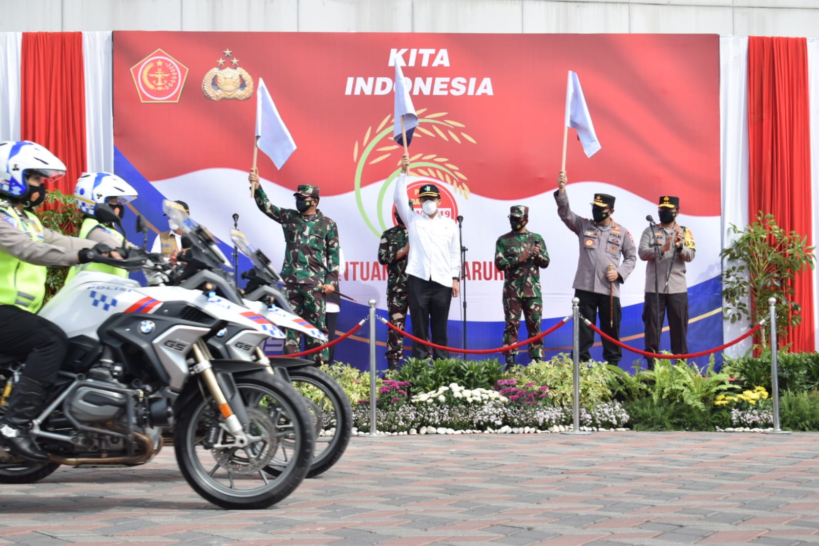 Menkes, Panglima TNI dan Kapolri melepas distribusi bansos ke masyarakat terdampak Covid-19 di Sidoarjo, Jawa Timur, Sabtu (17/7/2021)