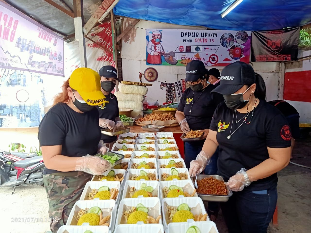 Dapur umum yang digagas Perkumpulan Demi Anak Generasi membantu warga terdampak pandemi covid di Jakarta.