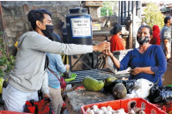 Distribusi hand sanitizer untuk warga. 