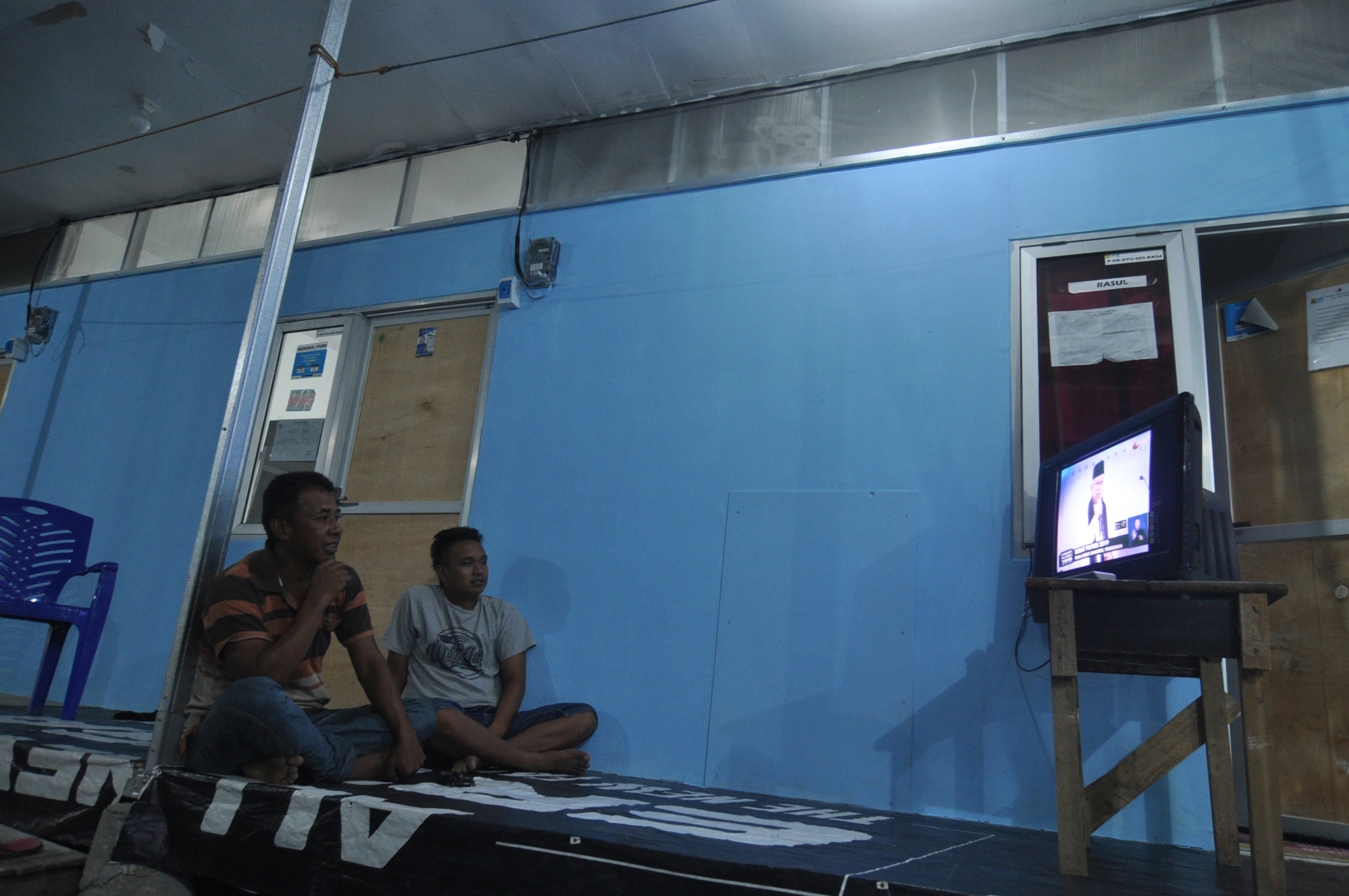 Sejumlah warga menonton televisi di Palu, Sulawesi Tengah