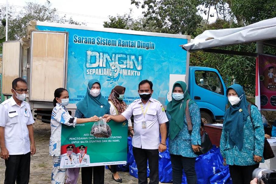 Pemkab Muba menyerahkan bantuan ikan segar kepada ratusan ibu hamil dan balita untuk mencegah stunting di wilayah tersebut.