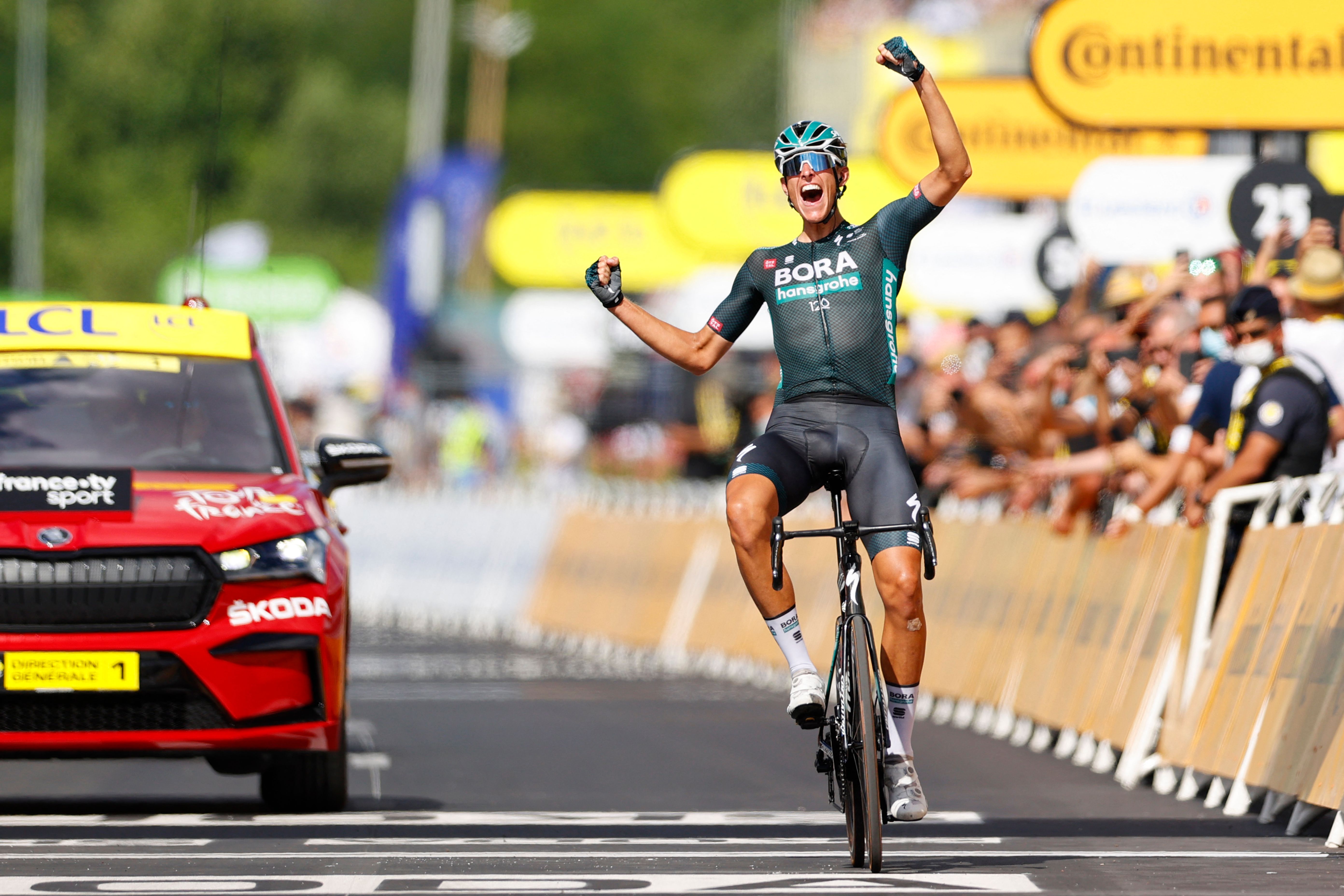 Pembalap Bora Hansgrohe Nils Politt merayakan kemenangan di etape 12 Tour de France 2021