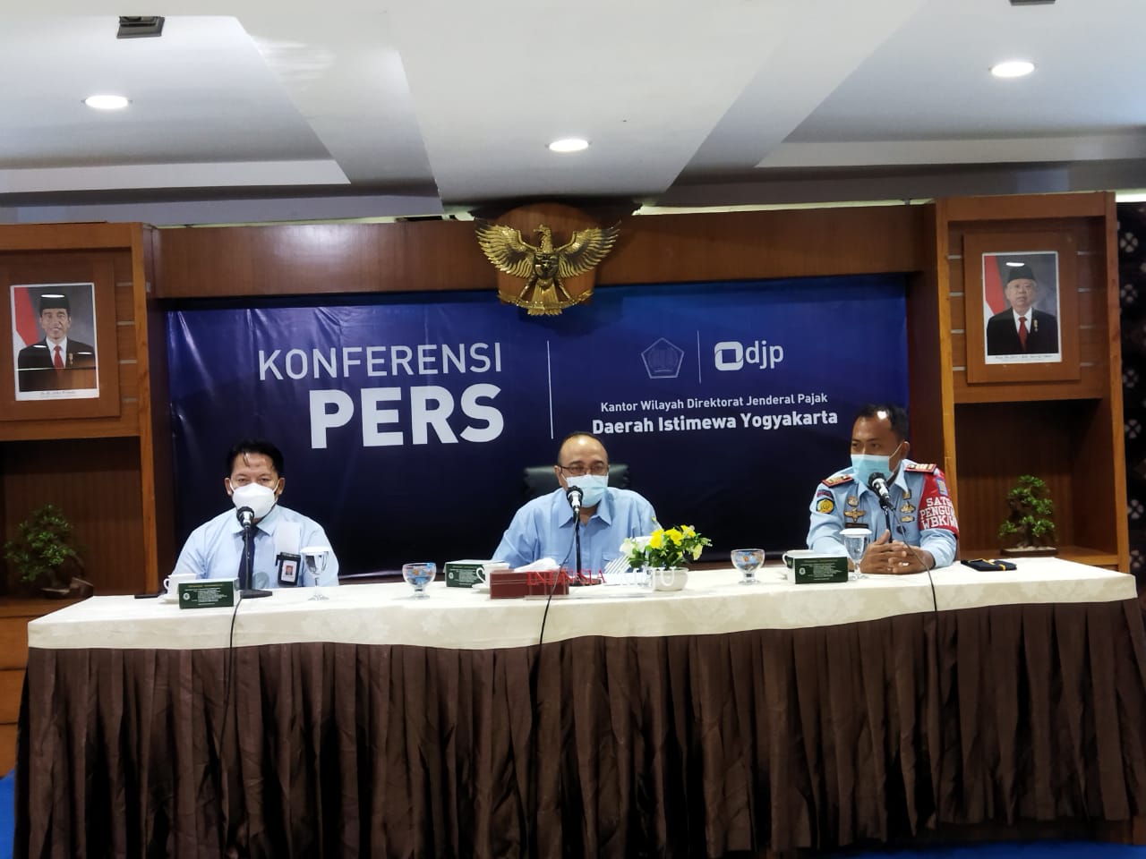 Kakanwil DJP DIY Yoyok Satiotomo (tengah)