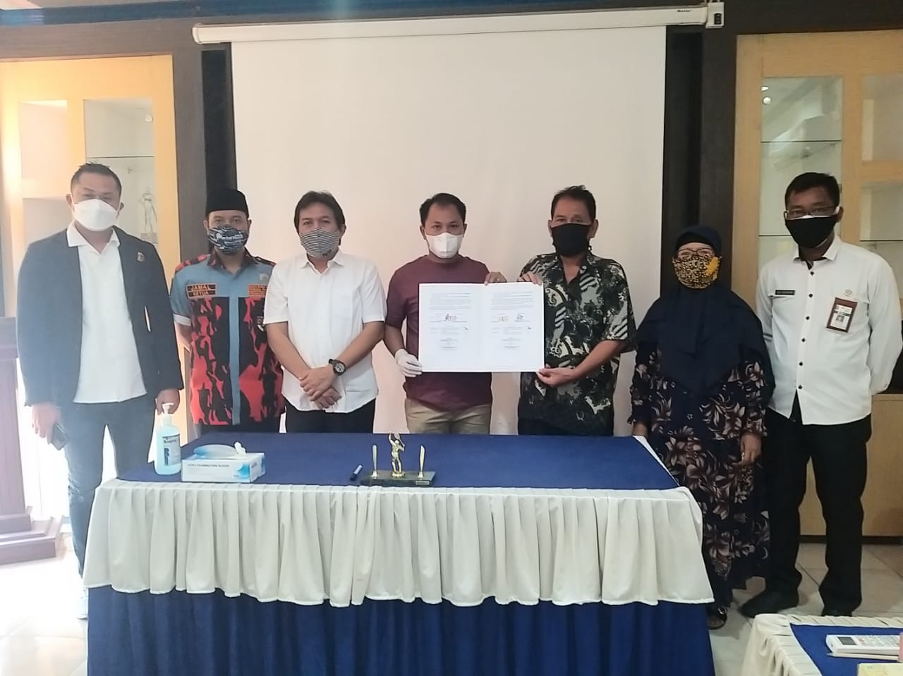 Serah terima jenazah disaksikan Kadis Tenaga Kerja dan Perindustrian Heru Setyawan dan Ketua IMCAA, Hengki Wijaya