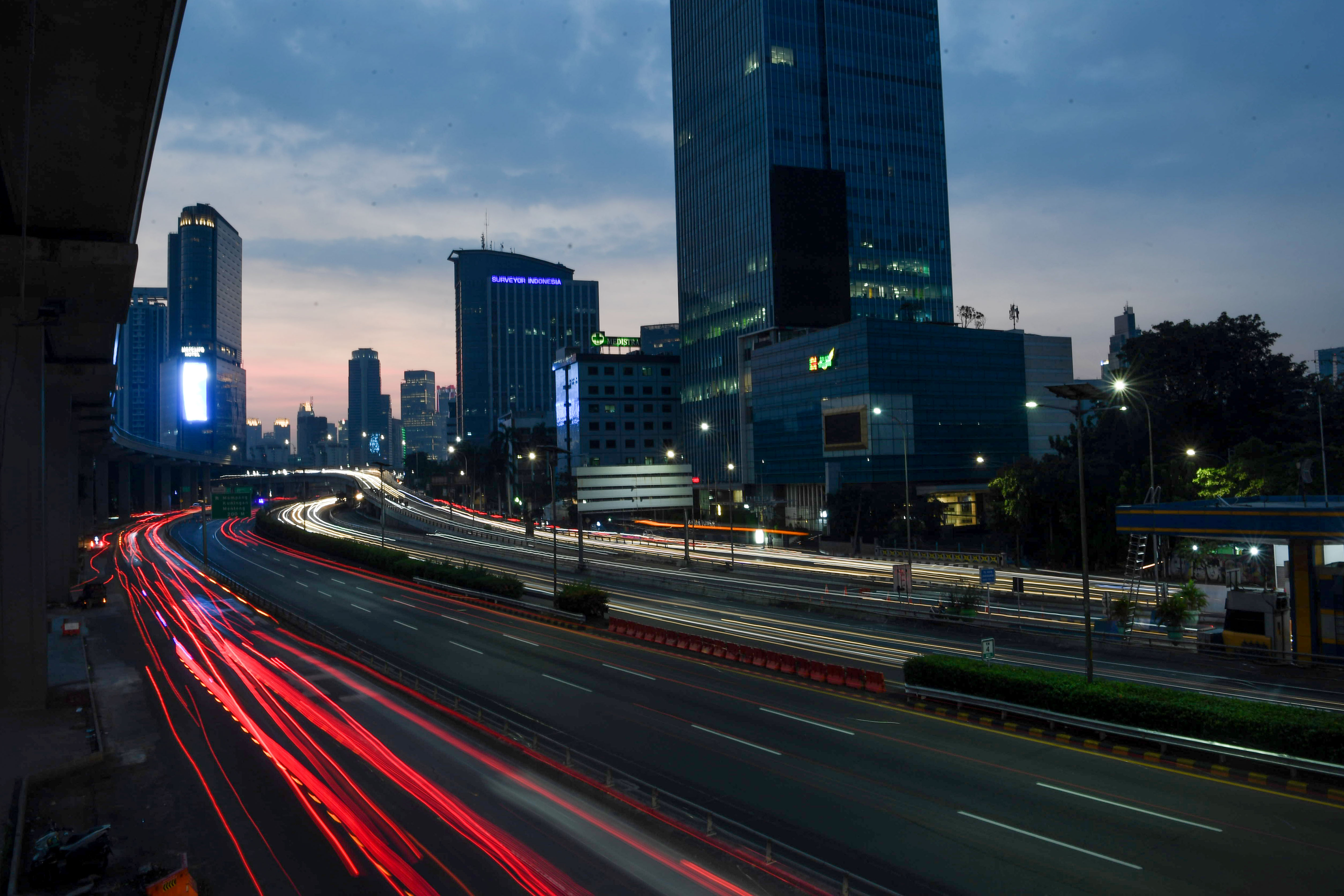 Kondisi lalu lintas tol dalam kota di wilayah Jakarta padam masa PPKM darurat.