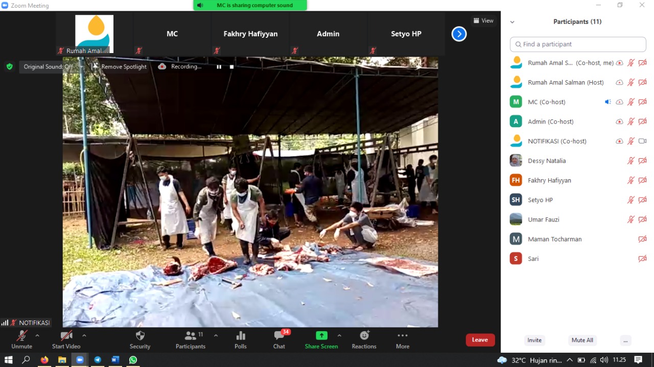 Suasana penyembelihan hewan kurban di Rumah Amal Salman yang disiarkan secara daring