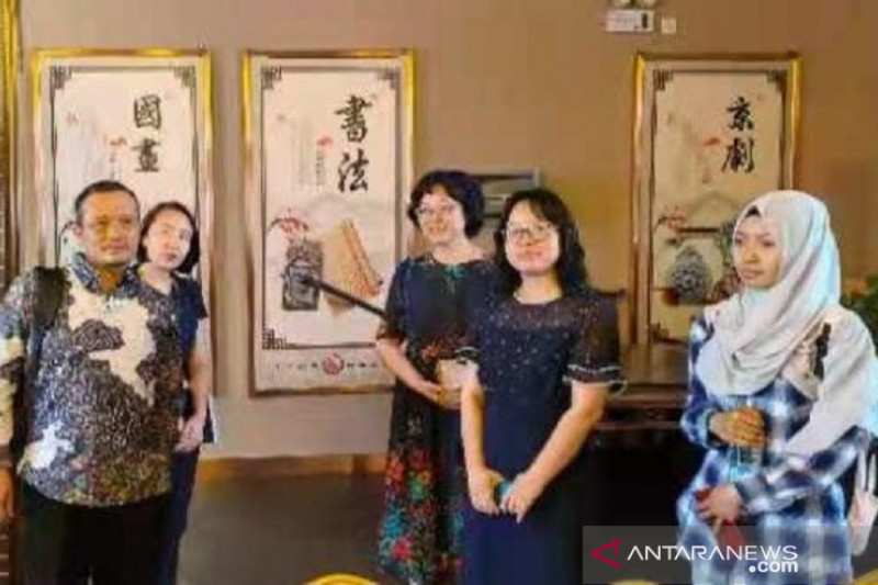 Atdikbudristek KBRI Beijing Yaya Sutarya (kiri) bertemu pihak Ningxia University dan seorang mahasiswi asal Indonesia di Yinchuan, Daerah Ot