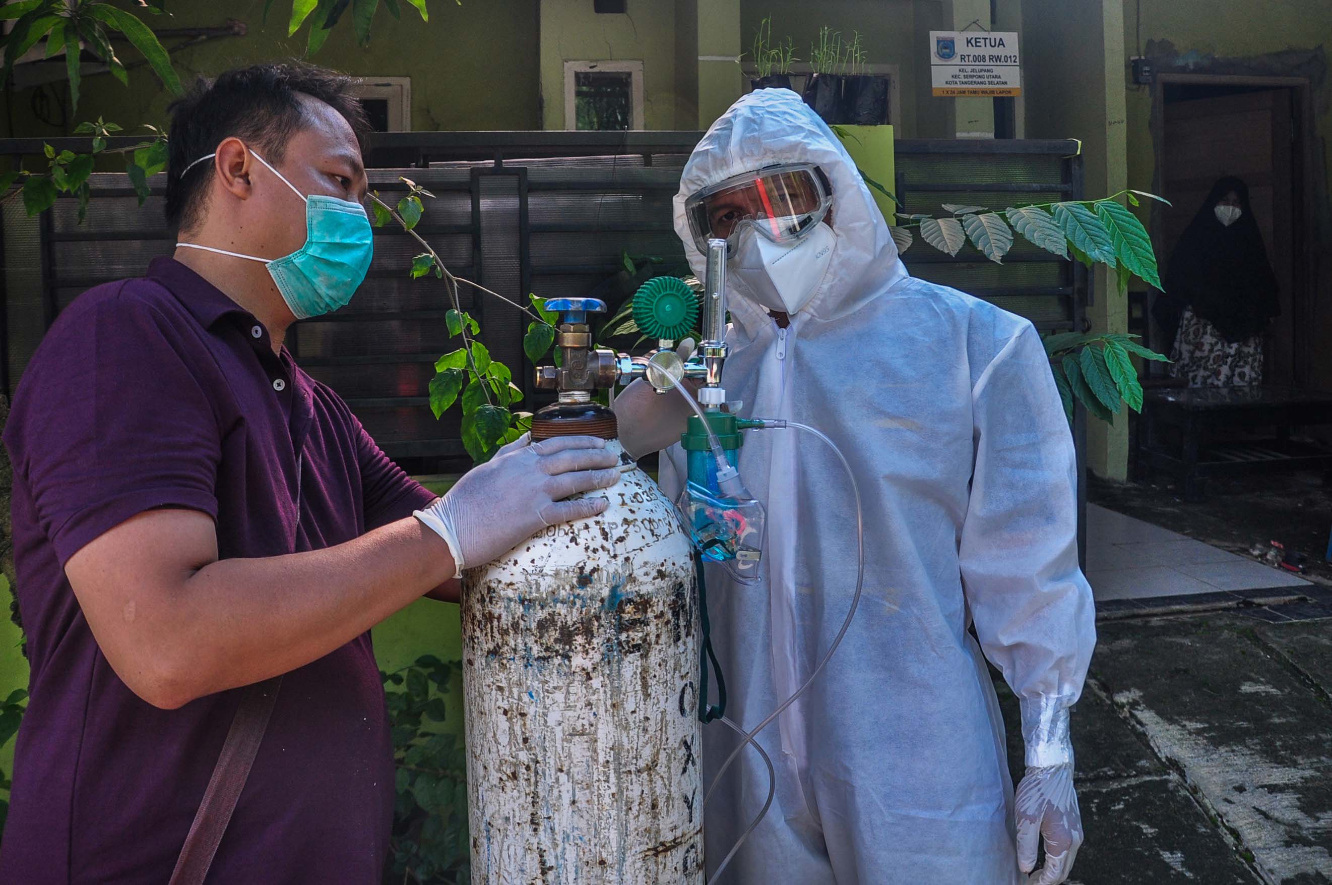 Warga dan Satgas Covid-19 RT RW menyiapkan oksigen bagi warga yang sedang isolasi mandiri di Jelupang, Tangerang Selatan (Jumat, 2/7/2021).