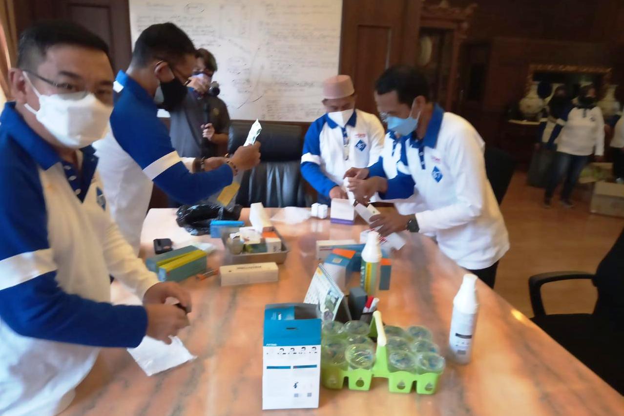 Alumni SMP Negeri 1 Pasuruan, Jawa Timur, tergabung dalam relawan dan satuan tugas Sobatku 87 bergotong royong membantu penanganan covid-19,