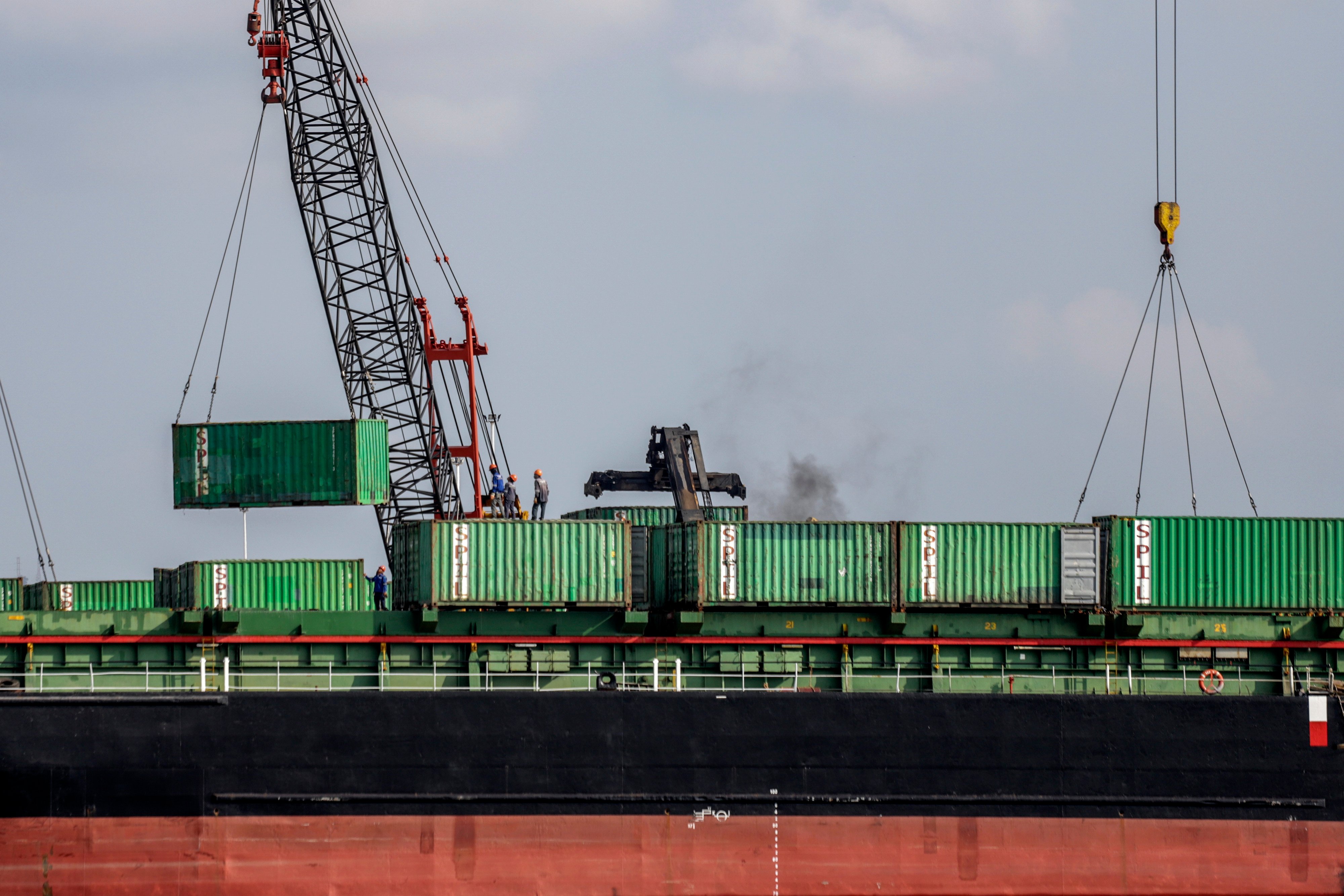 Bongkar muat peti kemas di Pellabuhan Batu Ampar, Batam