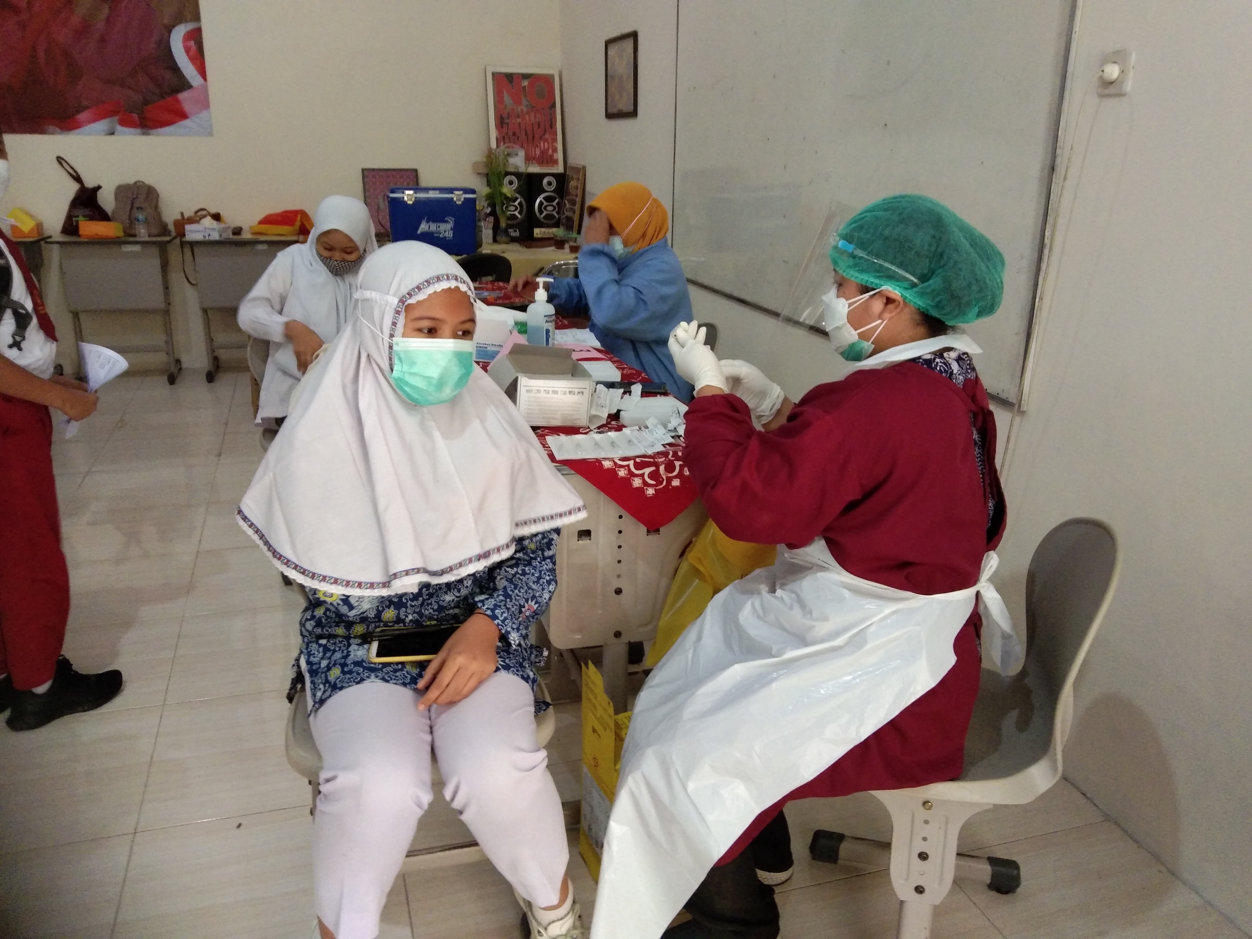 Seorang petugas bersiap menyuntikan vaksin covid-19 kepada seorang ASN di Sleman.